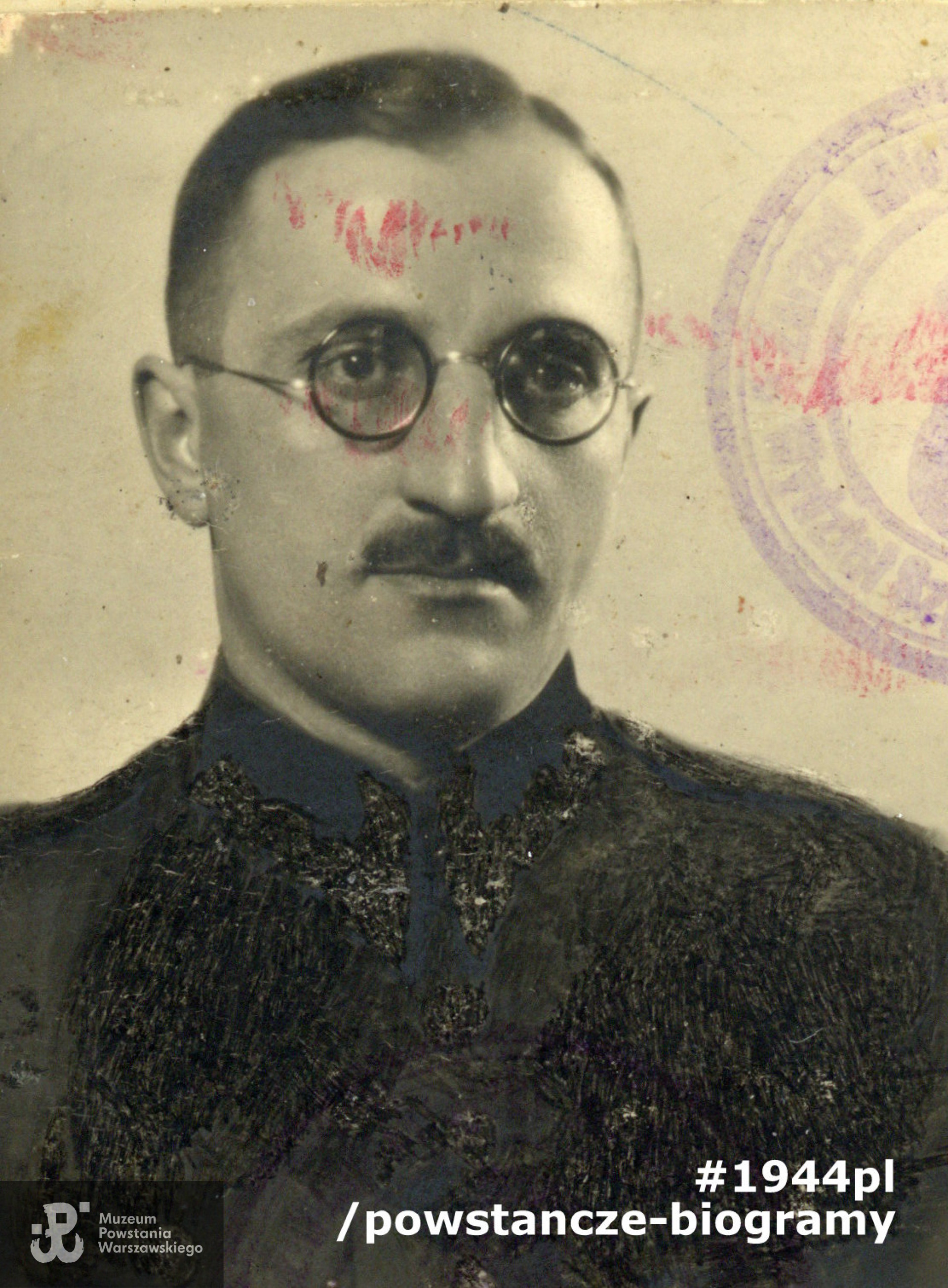 Fotografia legitymacyjna z dokumentów należących do dr. Tadeusza Bartoszka. Ze zbiorów Muzeum Powstania Warszawskiego, sygn. P/4736