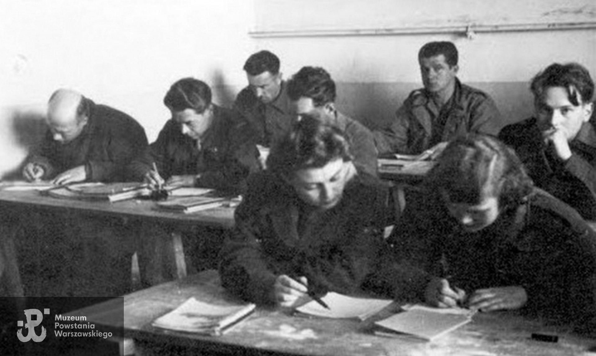 Zbigniew Martyński  jako uczestnik kursu w La Courtine w 1945 r. [w drugiej ławce po prawej ]. Ze zbiorów Z. Martyńskiego / Archiwum 2. HBAP "Żbik"