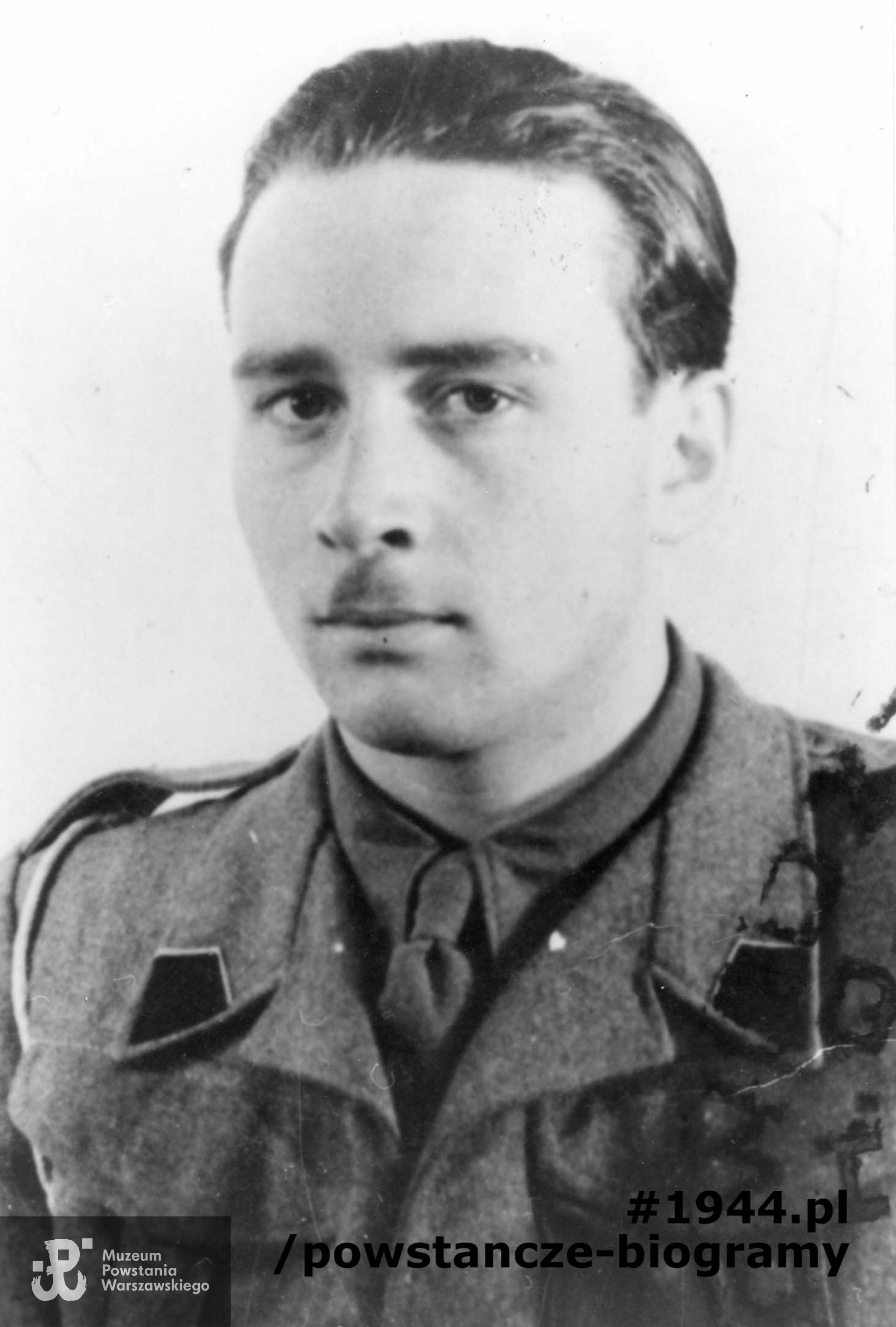 Stanisław Aronson w mundurze 2 Korpusu  Polskiego (PSZ). Zdjęcie wykonane ok 1945-1946 roku. Ze zbiorów Muzeum Powstania Warszawskiego, sygn. MPW-IP/1396, dar Stanisława Aronsona
