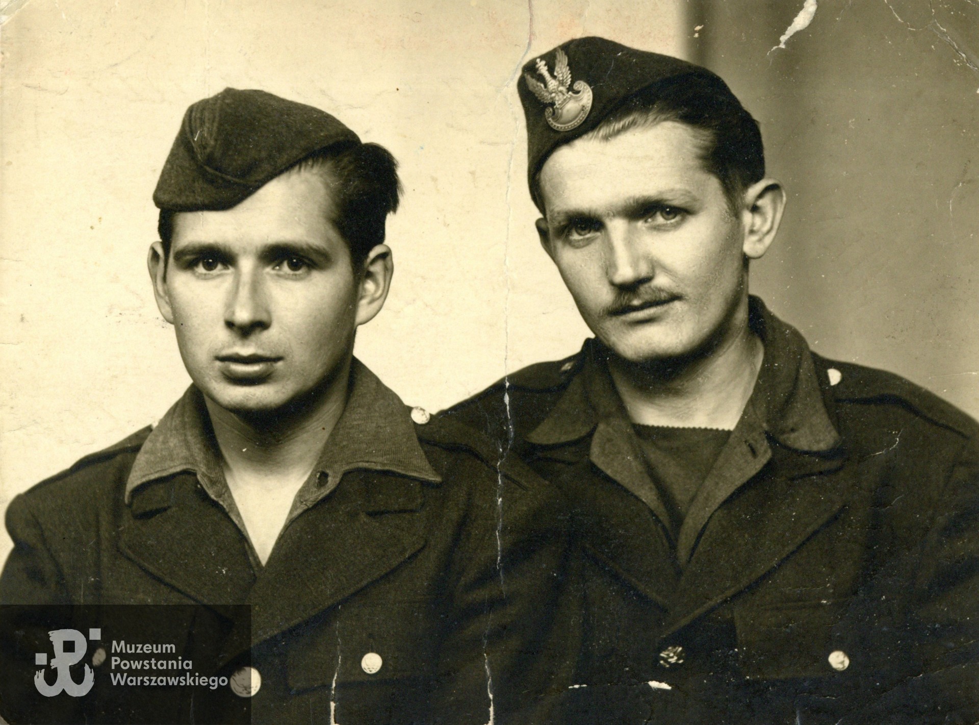 Fotografia wykonana w kwietniu 1945 roku, od lewej Lucjan Duda i Stanisław Szydłowski. Fot. ze zbiorów rodzinnych, udostępniła p. Magdalena Szydłowska, wnuczka Powstańca. Skany wykonano w Muzeum Powstania Warszawskiego, 04/2025