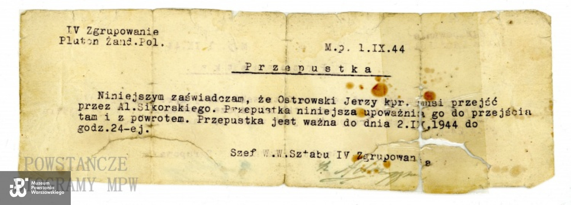 Przepustka kaprala Jerzego Ostrowskiego z okresu Powstania Warszawskiego. Ze zbiorów Muzeum Powstania Warszawskiego, sygn. P/8410 - dar Urszuli Karwowskiej.