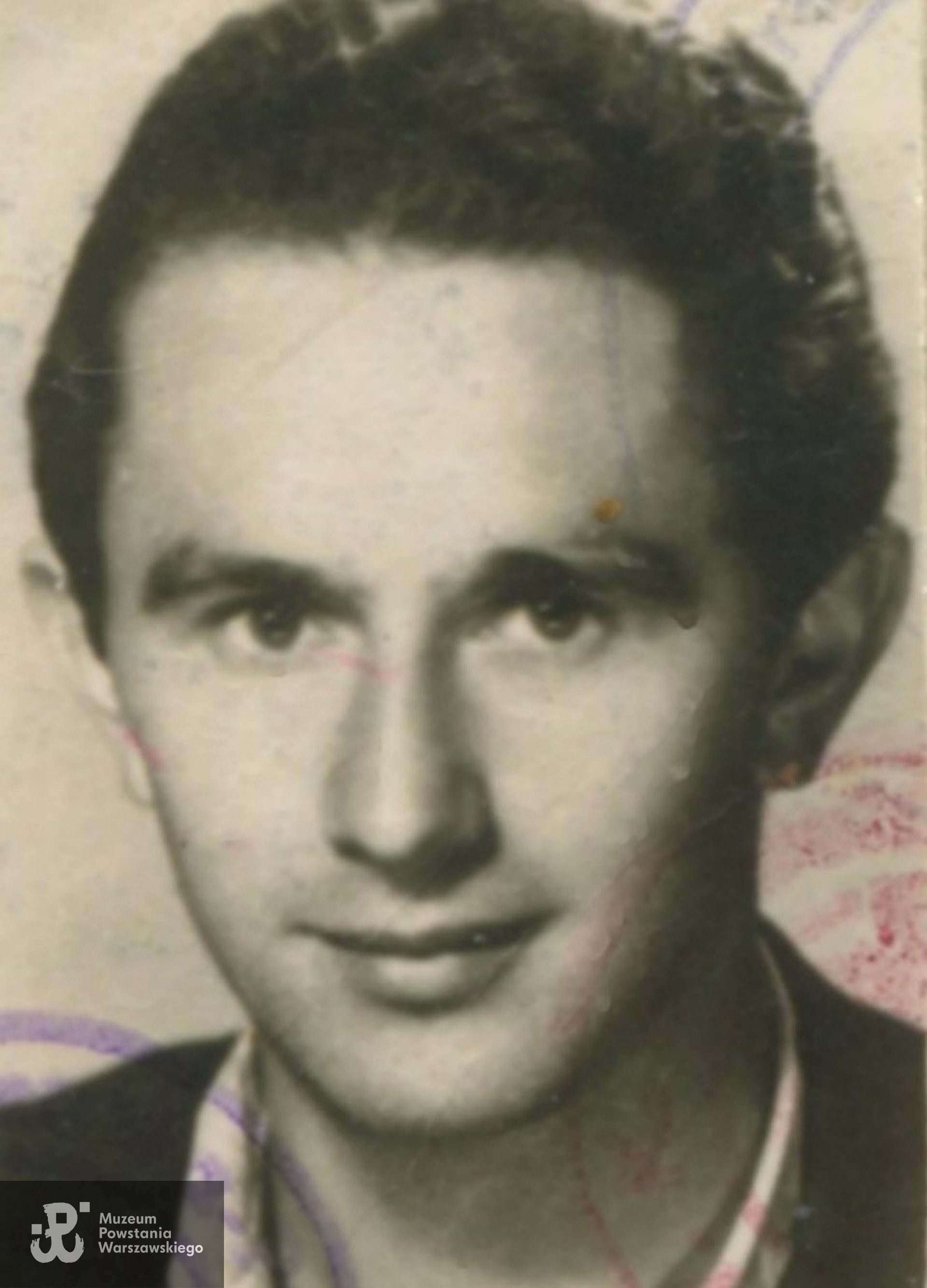 Fotografia powojenna pochodząca z książeczki wojskowej. Skan: Muzeum Powstania Warszawskiego, materiały do Słownika Biograficznego Uczestników PW, Teczki personalne - zasób Pokoju Kombatanta MPW