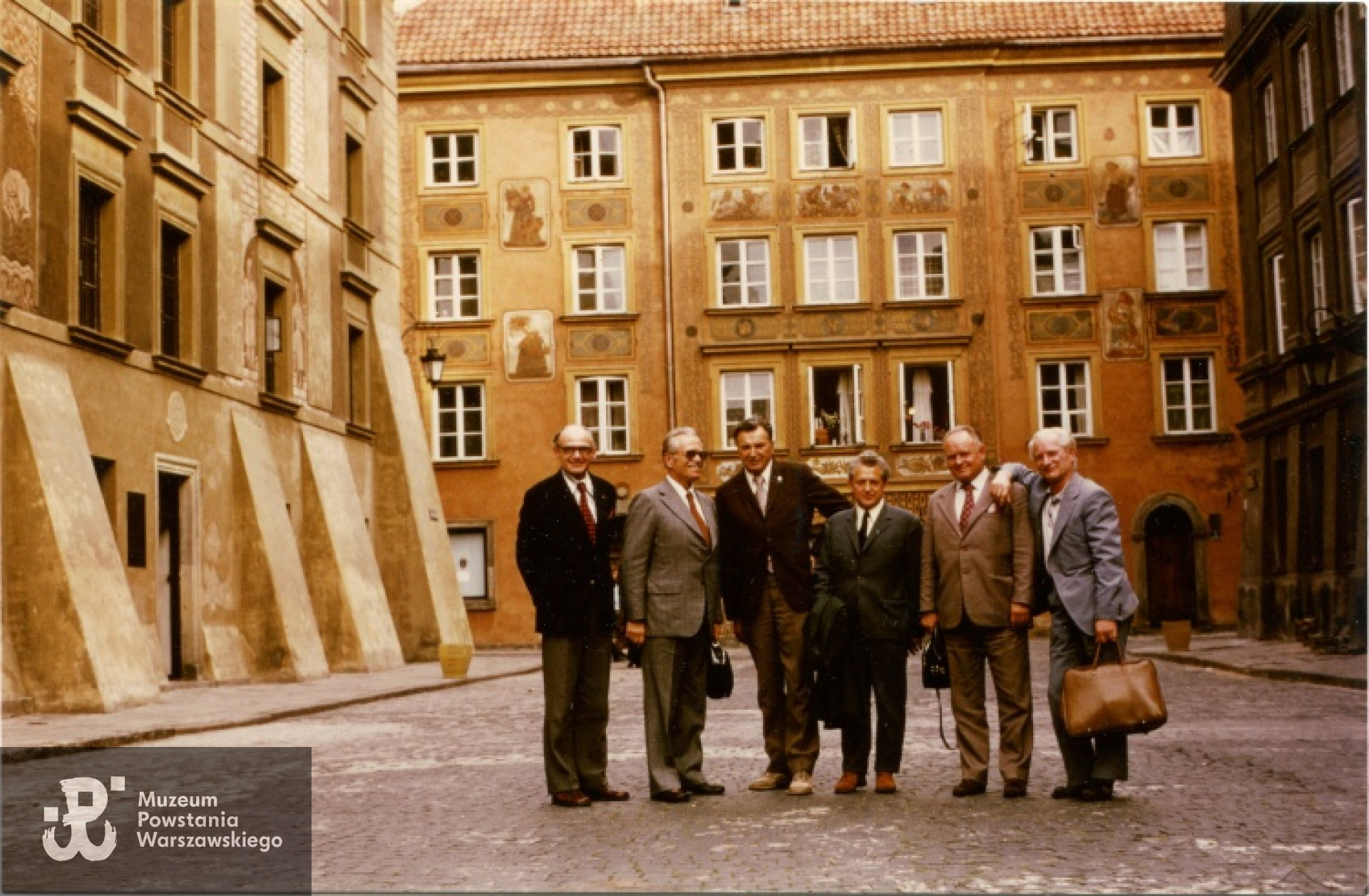 Warszawa Stare Miasto, ul. Szeroki Dunaj, 13.08.1974 - spotkanie kombatantów z batalionu "Zośka". Od lewej Witold Sikorski "Boruta", Ryszard Białous "Jerzy", Zygmunt Kujawski "dr Brom", Marian Małkowski "Marian", Witold Bartnicki "Kadłubek",