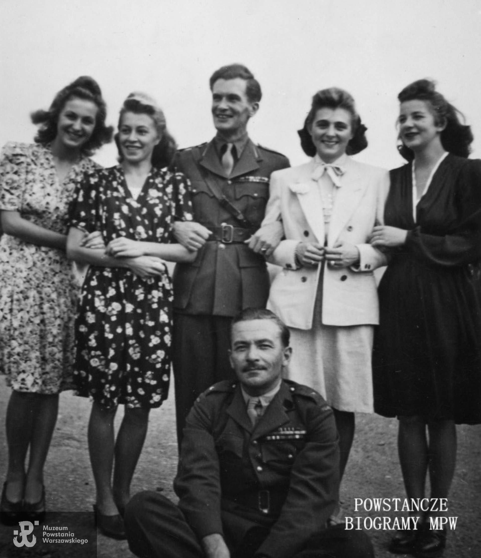 Anglia - 1947 rok. Wesele Danuty i Adama. Druhny to koleżanki z Powstania pozostałe na emigracji w Anglii. Fot. z archiwum rodzinnego  Zbigniewa Szydelskiego.