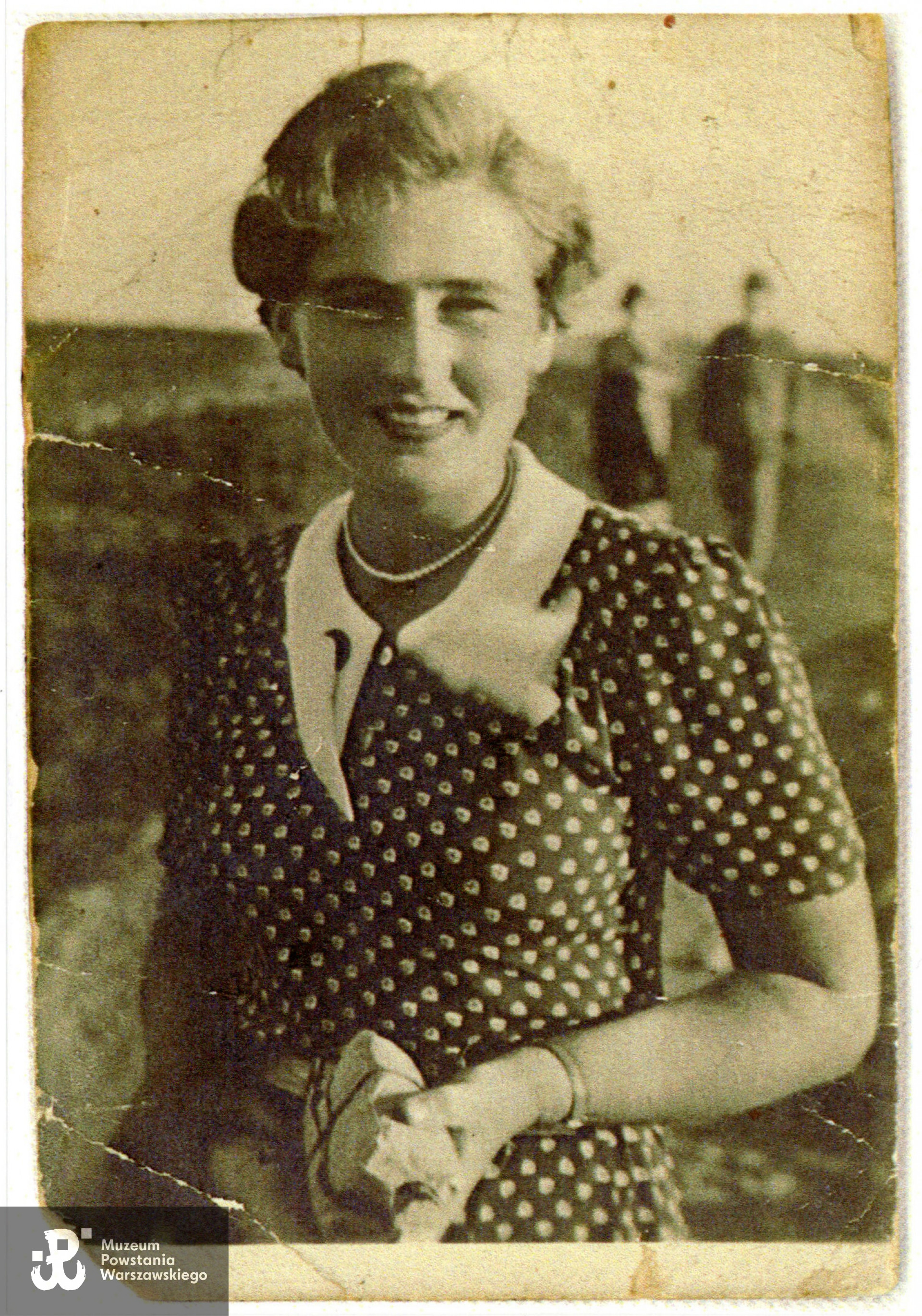 Maria Żółtowska, 1943 rok. Ze zbiorów Muzeum Powstania Warszawskiego, sygn. P/5896, dar Marii Zaleskiej z d. Żółtowskiej