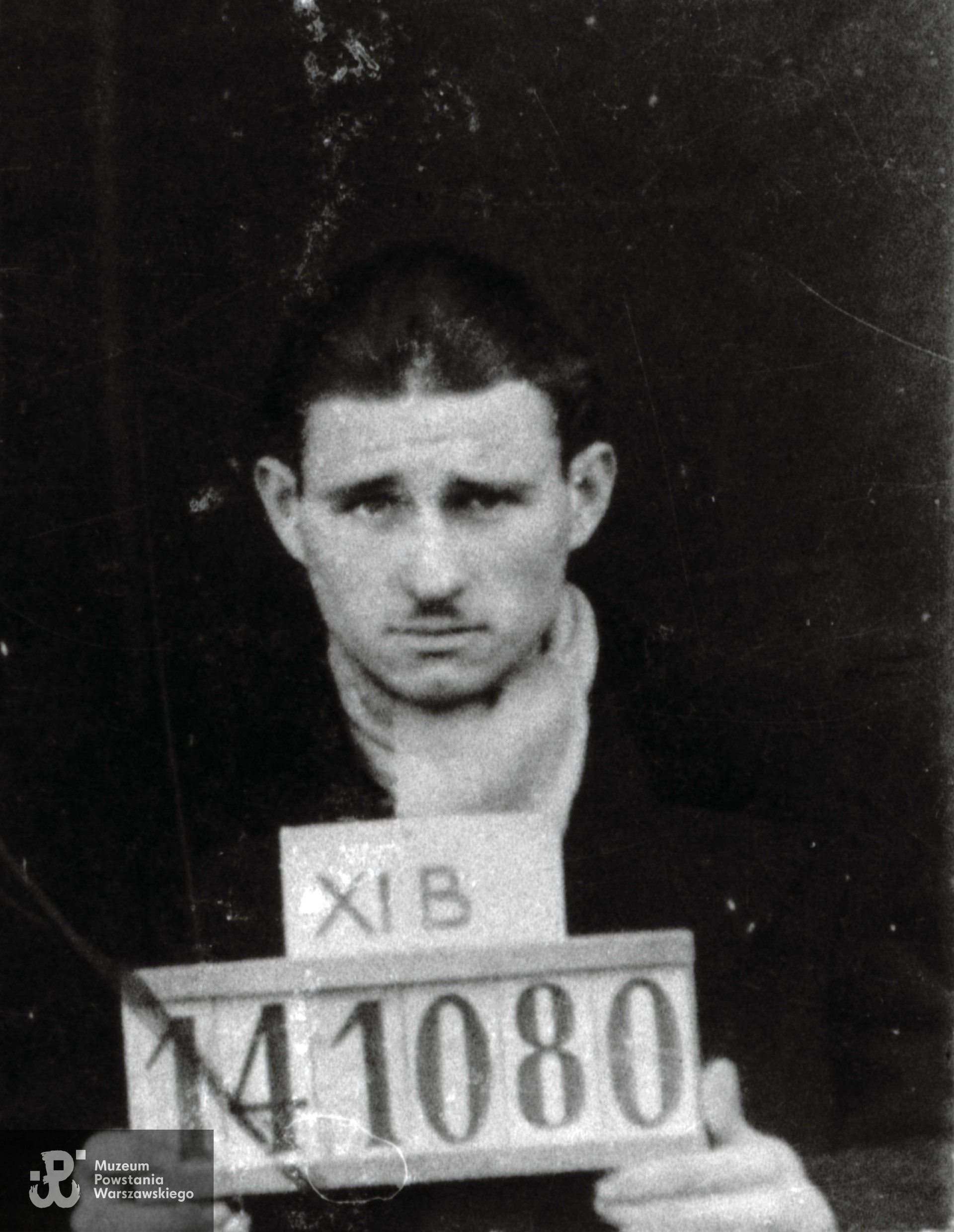 Fotografia wykonana w obozie jenieckim Stalag XI B Fallingbostel. Ze zbiorów Muzeum Powstania Warszawskiego, sygn. MPW-IK/4720