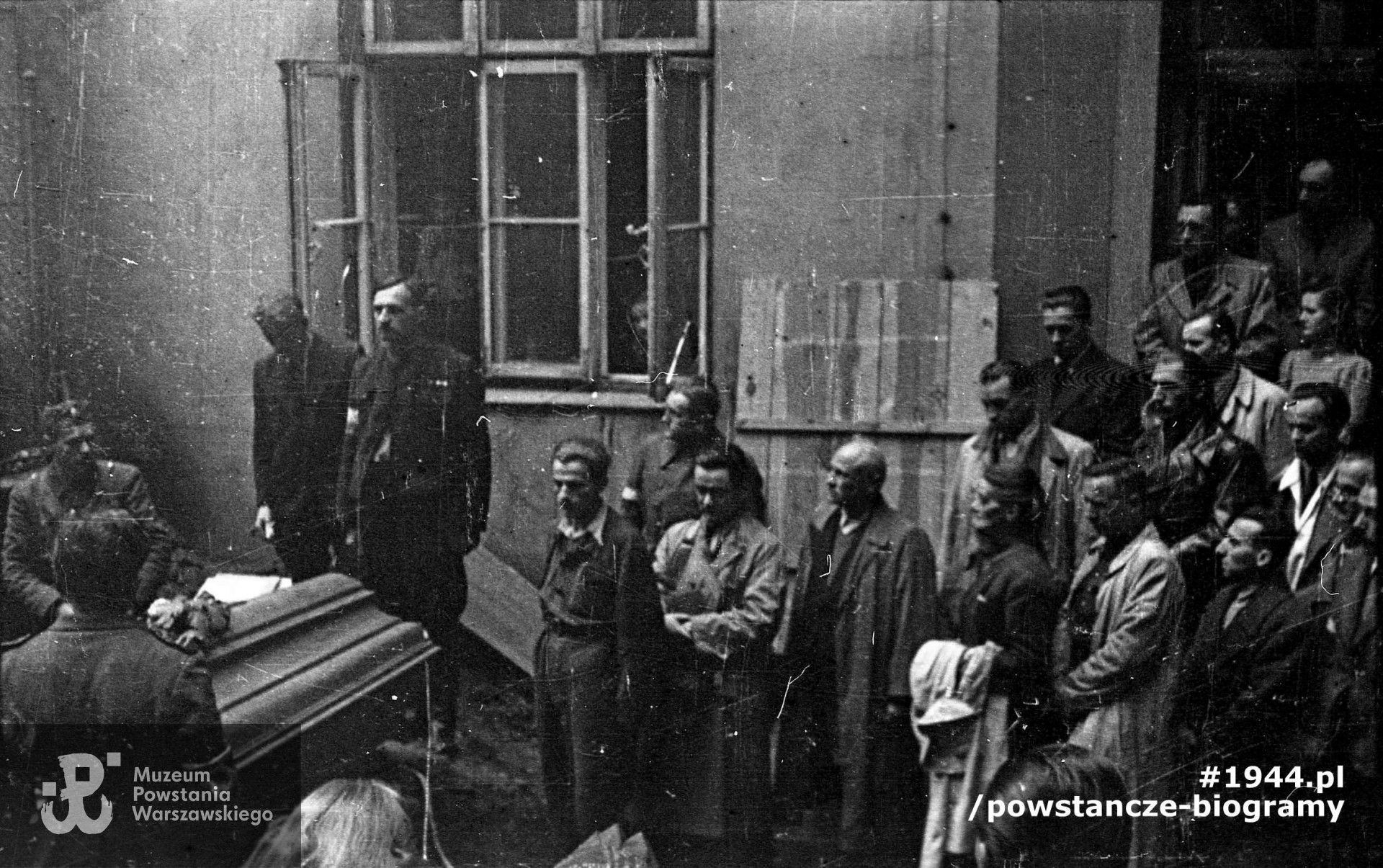 Fotografia z Powstania Warszawskiego, II połowa września 1944 r.  Pogrzeb kpr. pchor. Bohdana Sobocińskiego, syna płk Albina Sobocińskiego "Roland" z OW - KB na podwórzu kamienicy Szopena 16. Autorem zdjęcia jest Marian Grabski "Wyrwa". Fot. ze zbiorów Muzeum Powstania Warszawskiego