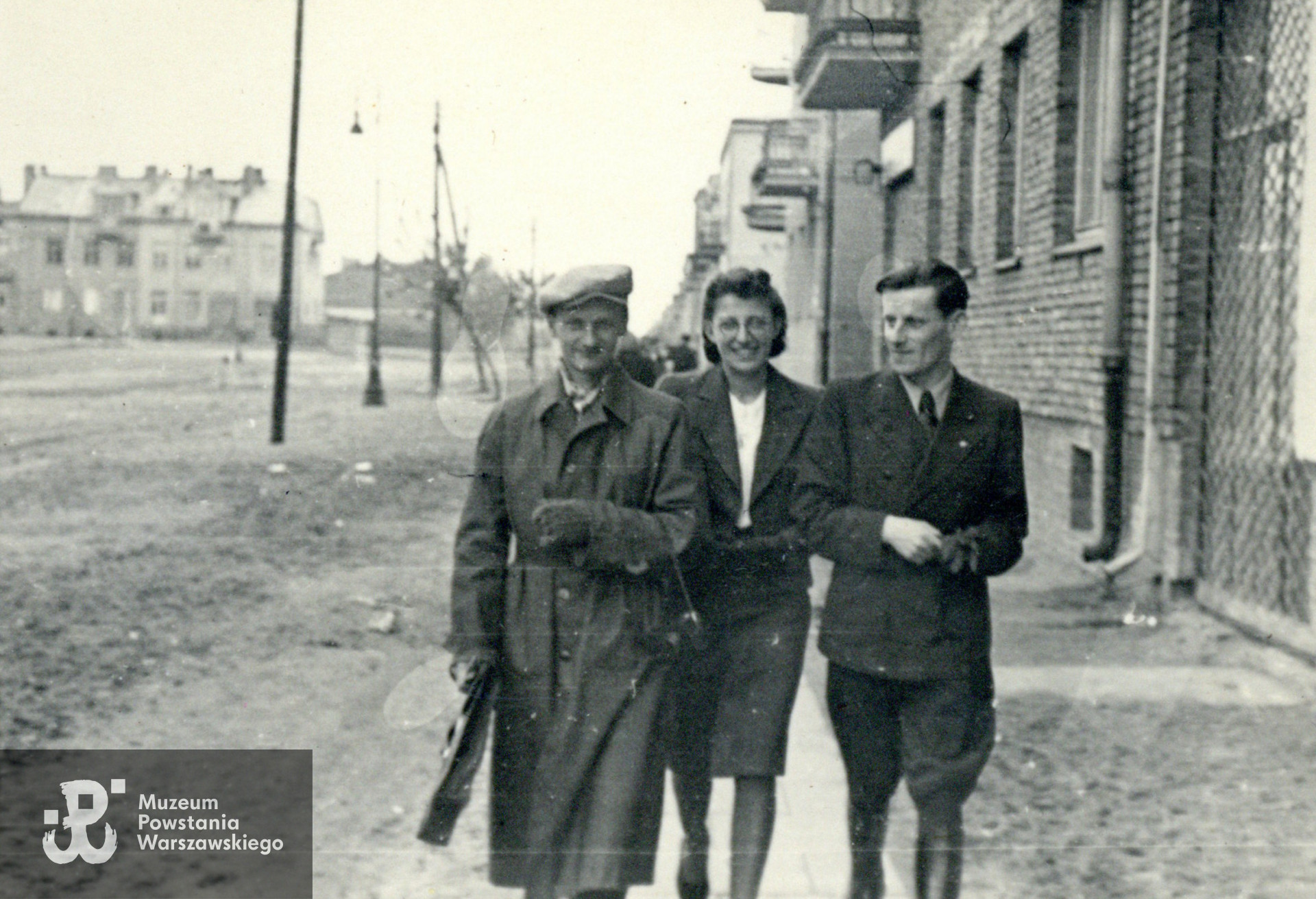 Na Grochowie w okresie okupacji niemieckiej. Z lewej  Zdzisław Graczyk „Kala” (1918-1944), obok Anna Traczówna (po wojnie Jelonek), przyszła żona Zdzisława Graczyka i Zbigniew Jelonek „Ketling".  Fot. ze zbiorów rodzinnych p. Romana Jelonka - spuścizna po Annie Jelonek z domu Tracz, I-voto Graczyk.