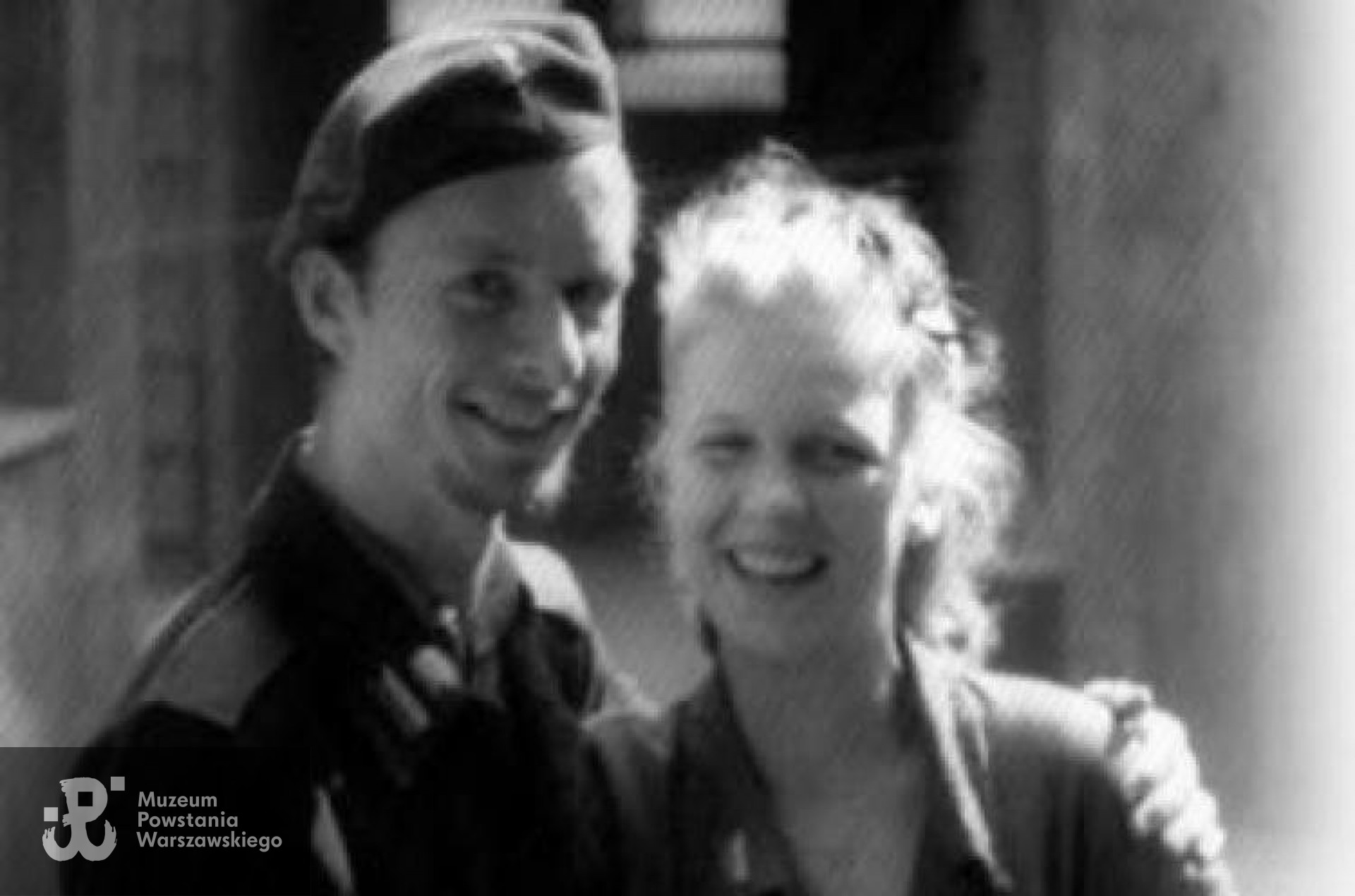 Kadr z powstańczej kroniki filmowej z sierpnia 1944 roku, rozpoznani Władysław i Danuta Celińscy, źródło powstaniewarszawskiefilm.pl