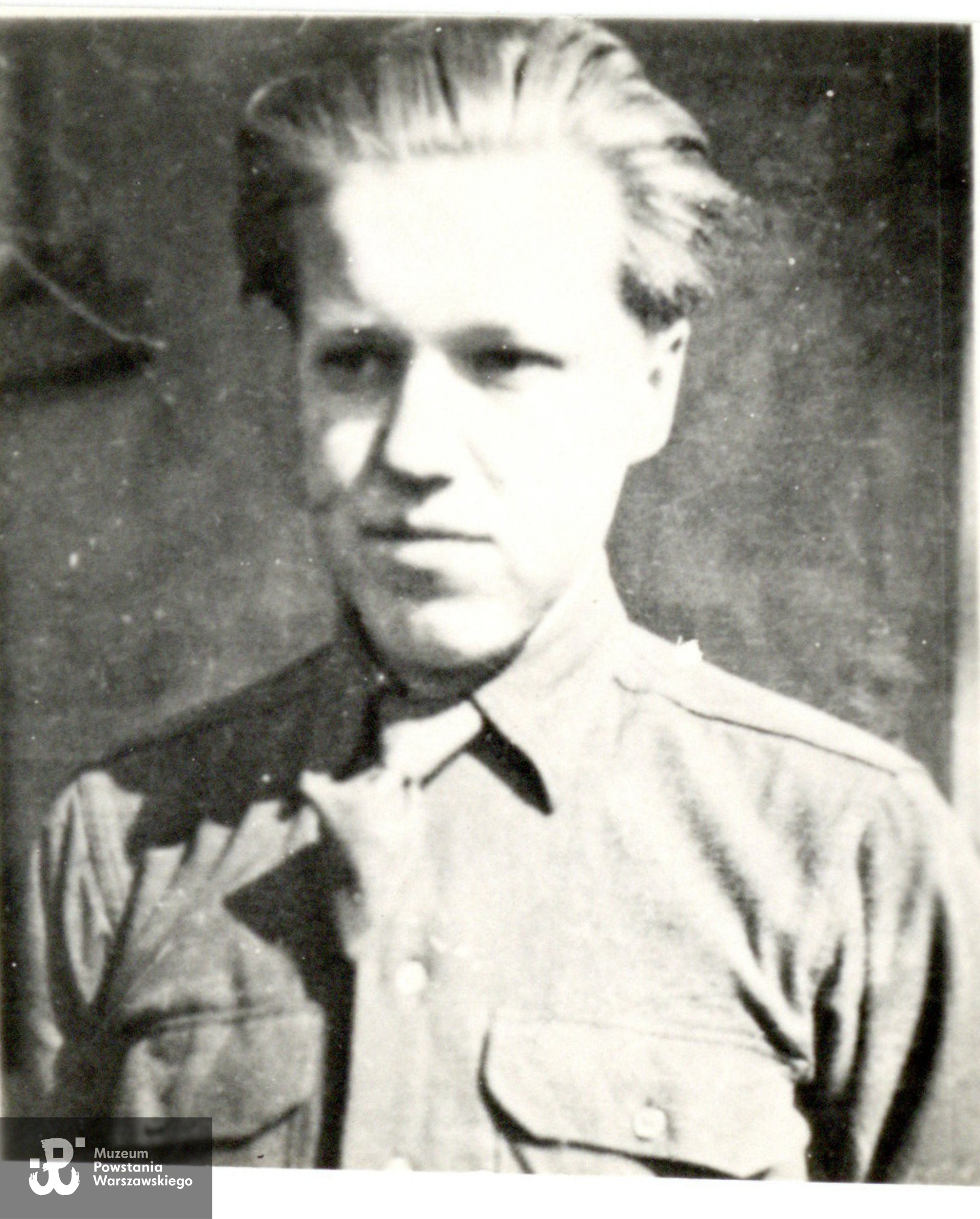 Jan Mydlarz ps. Wilk (1927-2004). Fot. ze zbiorów Muzeum Powstania Warszawskiego, sygn. P/9404/20, dar p. Andrzeja Szletyńskiego, ujęcie tożsame udostępnione przez p. Tomasza Michałowskiego (Stowarzyszenie Żołnierzy Armii Krajowej Żywiciel i Miłośników Ich Tradycji)