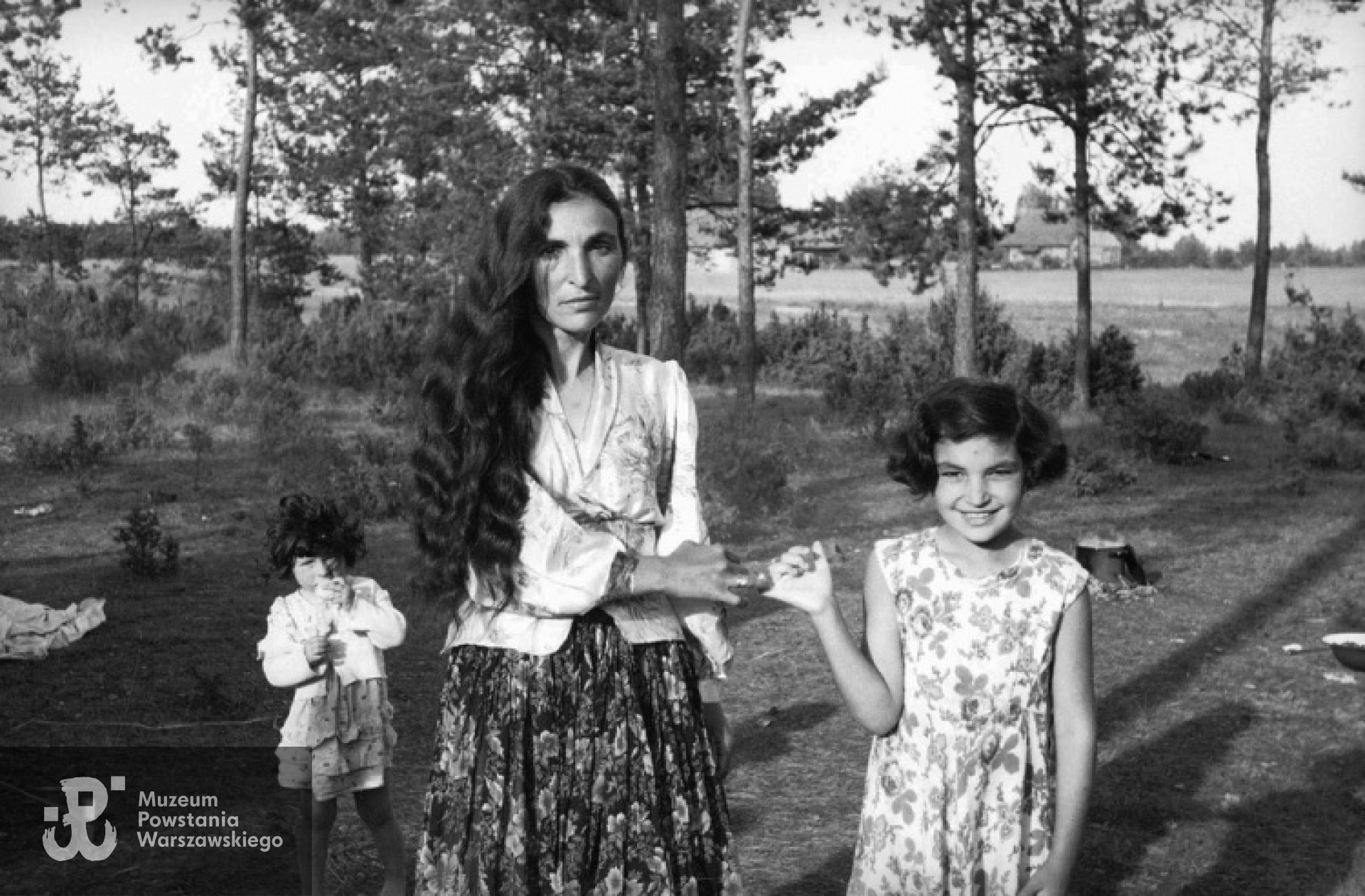 Romska kobieta z dziećmi, lata 50.-70. XX w., Autor fot.  Jerzy Ficowski. Ze zbiorów NAC  <i> [www.audiovis.nac.gov.pl] </i>