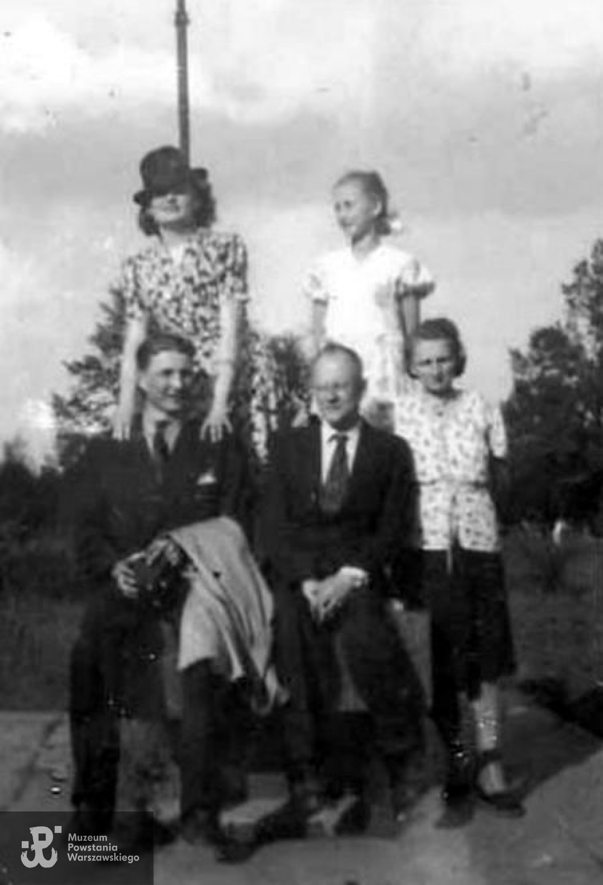 Teresa Szuch "Miła" w zawadiackim kapeluszu oparta o ramiona swojego narzeczonego Leszka Gajewskiego ps. "Grom". Obok jego ojciec Kazimierz Ostoja Gajewski z żoną Cecylią. Obok Teresy wysoko - siostra Leszka -również Teresa. Ze zbiorów Bogny Lewtak- Baczyńskiej.