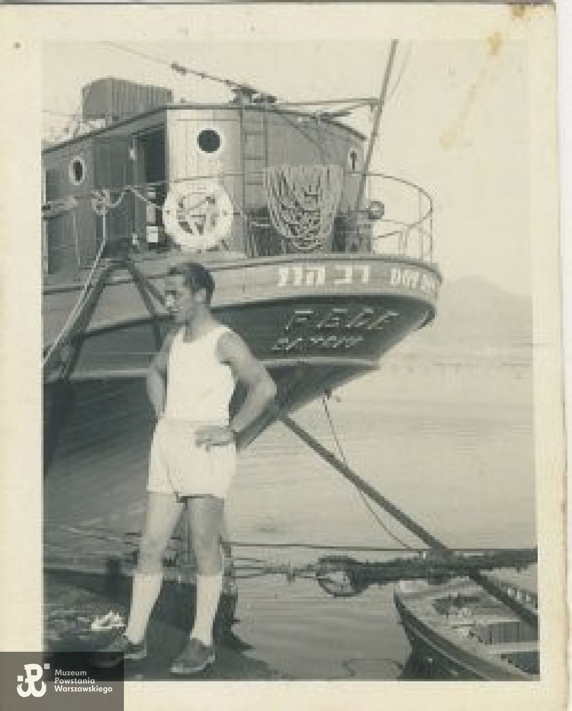 Leon Kopelman przy statku Fede. Skan udostępniony  przez p. Leona Kopelmana drogą mailową (2019).