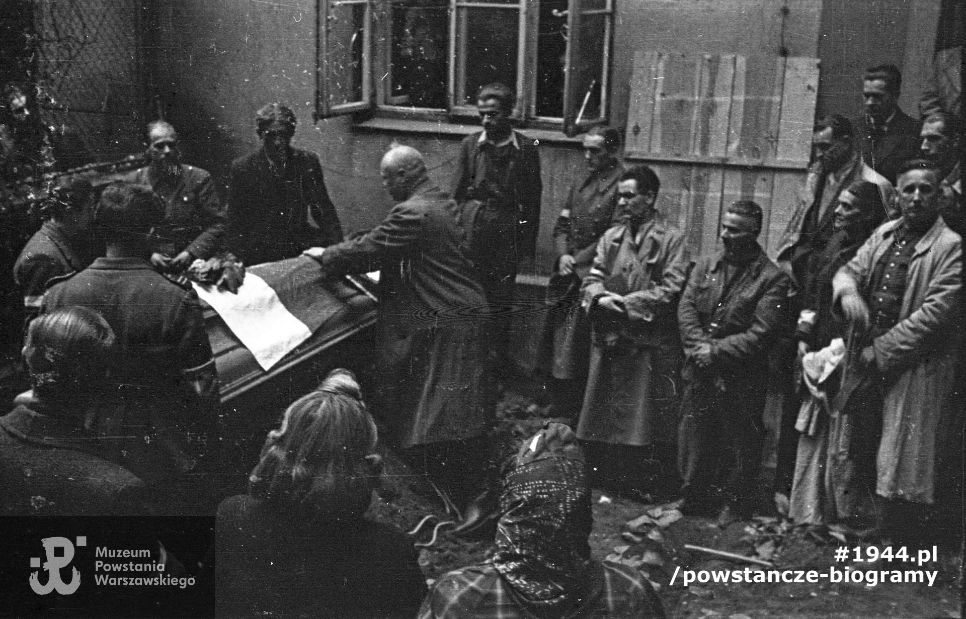 Fotografia z Powstania Warszawskiego, II połowa września 1944 r.  Pogrzeb kpr. pchor. Bohdana Sobocińskiego, syna płk Albina Sobocińskiego "Roland" z OW - KB na podwórzu kamienicy Szopena 16. Autorem zdjęcia jest Marian Grabski "Wyrwa". Fot. ze zbiorów Muzeum Powstania Warszawskiego