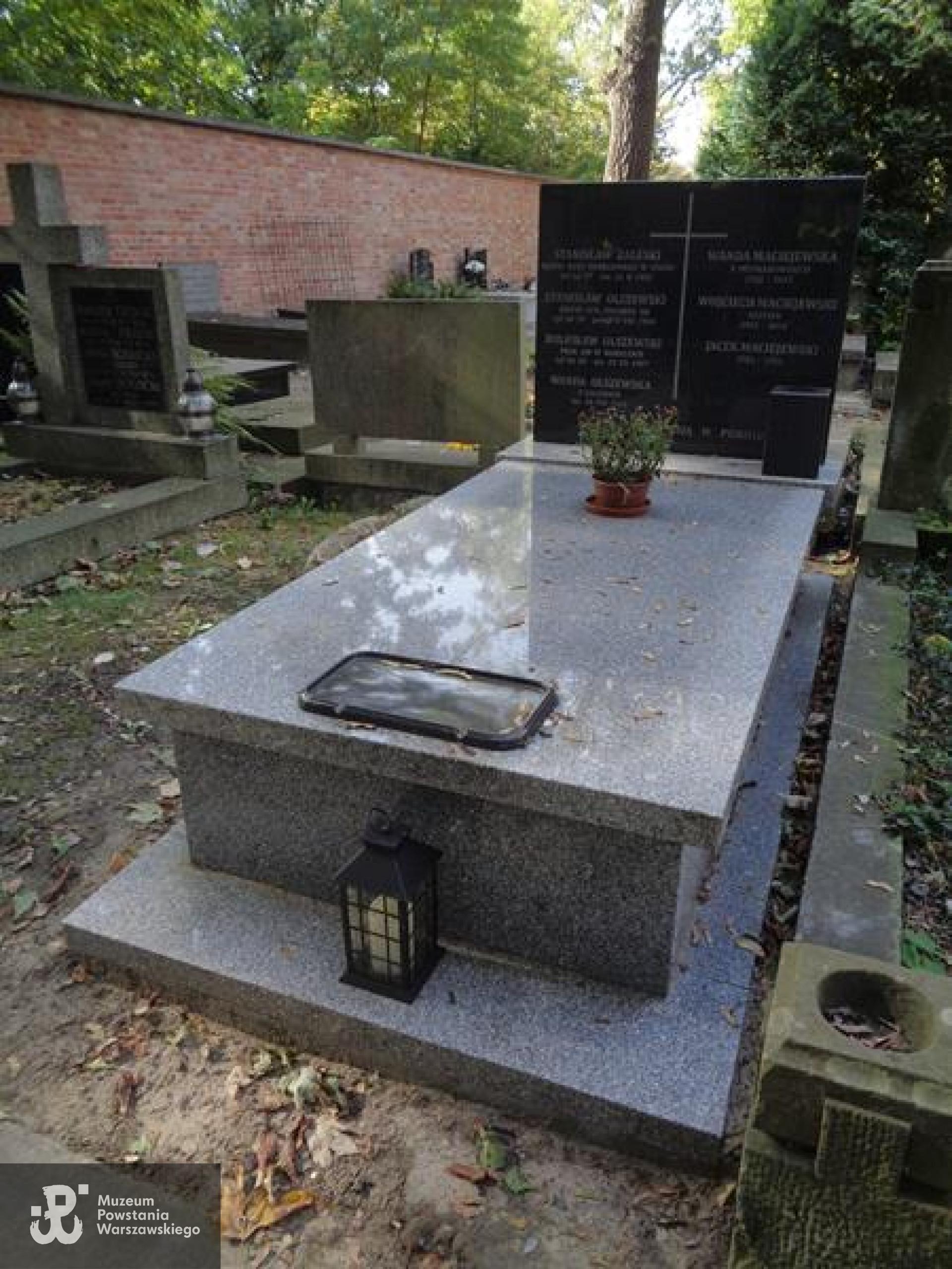 Cmentarz Powązkowski w Warszawie - kwatera 338, rząd 5, grób 4 - grób rodzinny Zaleskich, Olszewskich i Maciejewskich. Fot. Warszawskie Zabytkowe Pomniki Nagrobne <i>cmentarze.um.warszawa.pl</i>