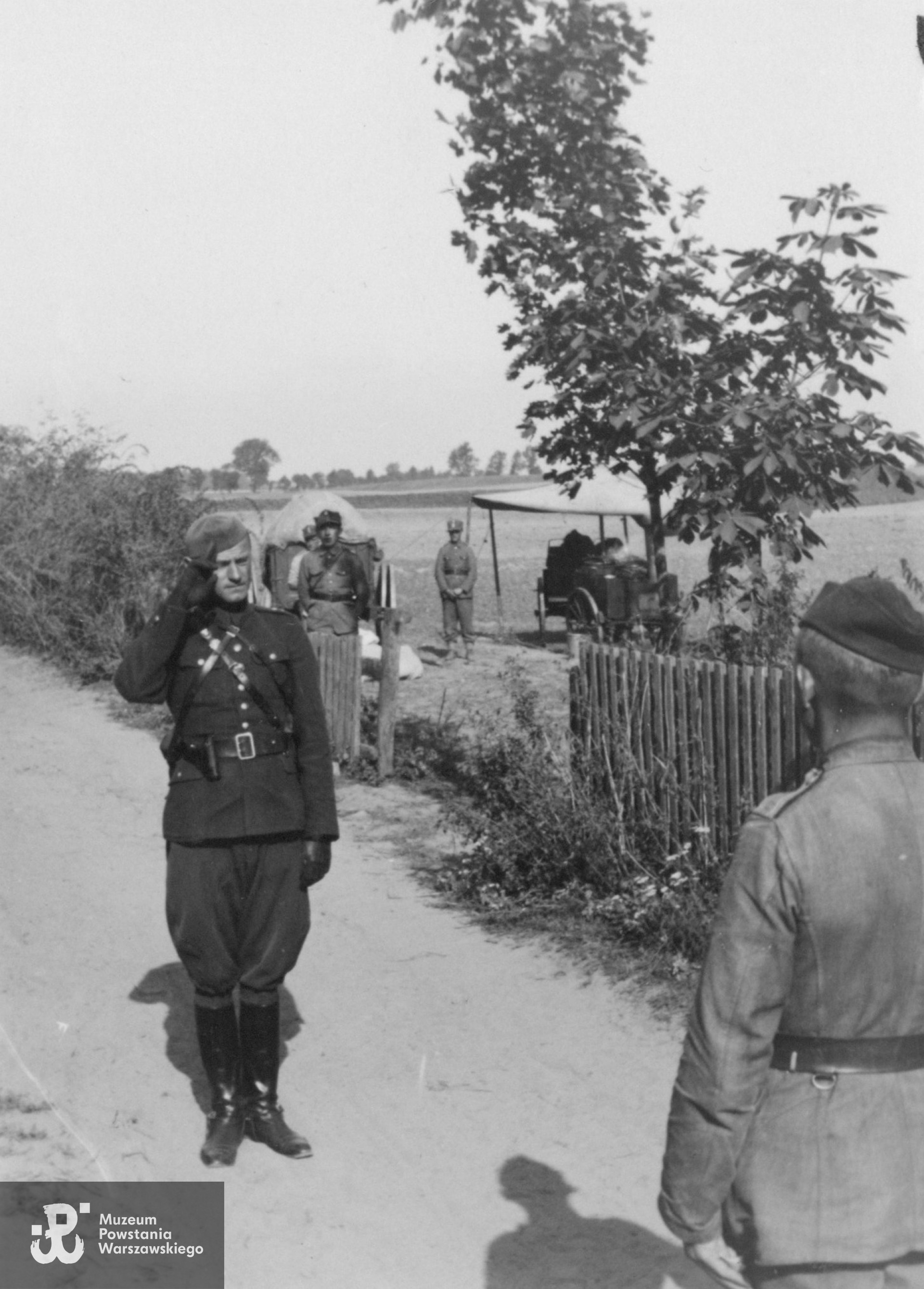 Dowódca 4. kompanii strzel. por. Józefa Załoga odbierający  raport od szefa kompanii podczas ćwiczeń letnik 66 pp. Zbiory rodzinne, udostępniła   córka, p. Izabela Rola z domu Załoga