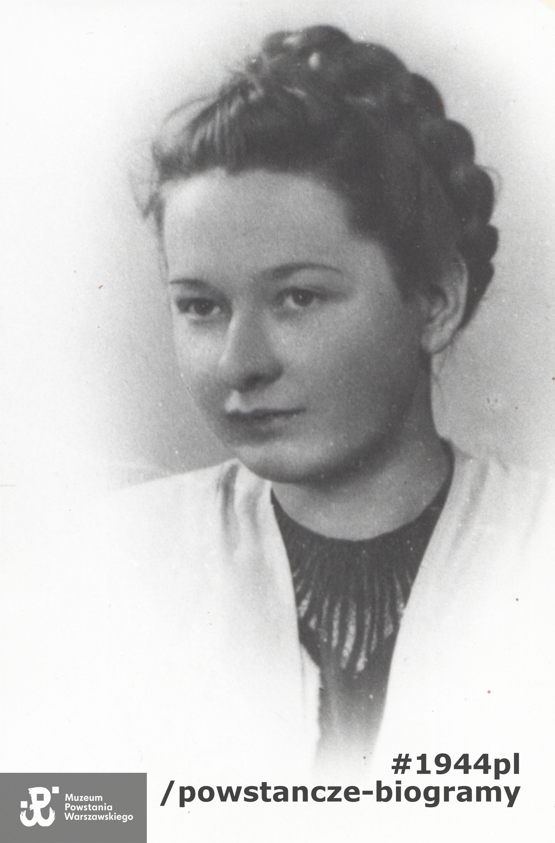 Bożenna  Wojciechowska po mężu Trojan ps. "Chinka" (1925-2011). Fotografia portretowa wykonana przed Powstaniem Warszawskim, ze zbiorów Muzeum Powstania Warszawskiego, sygn. P/5901/07 