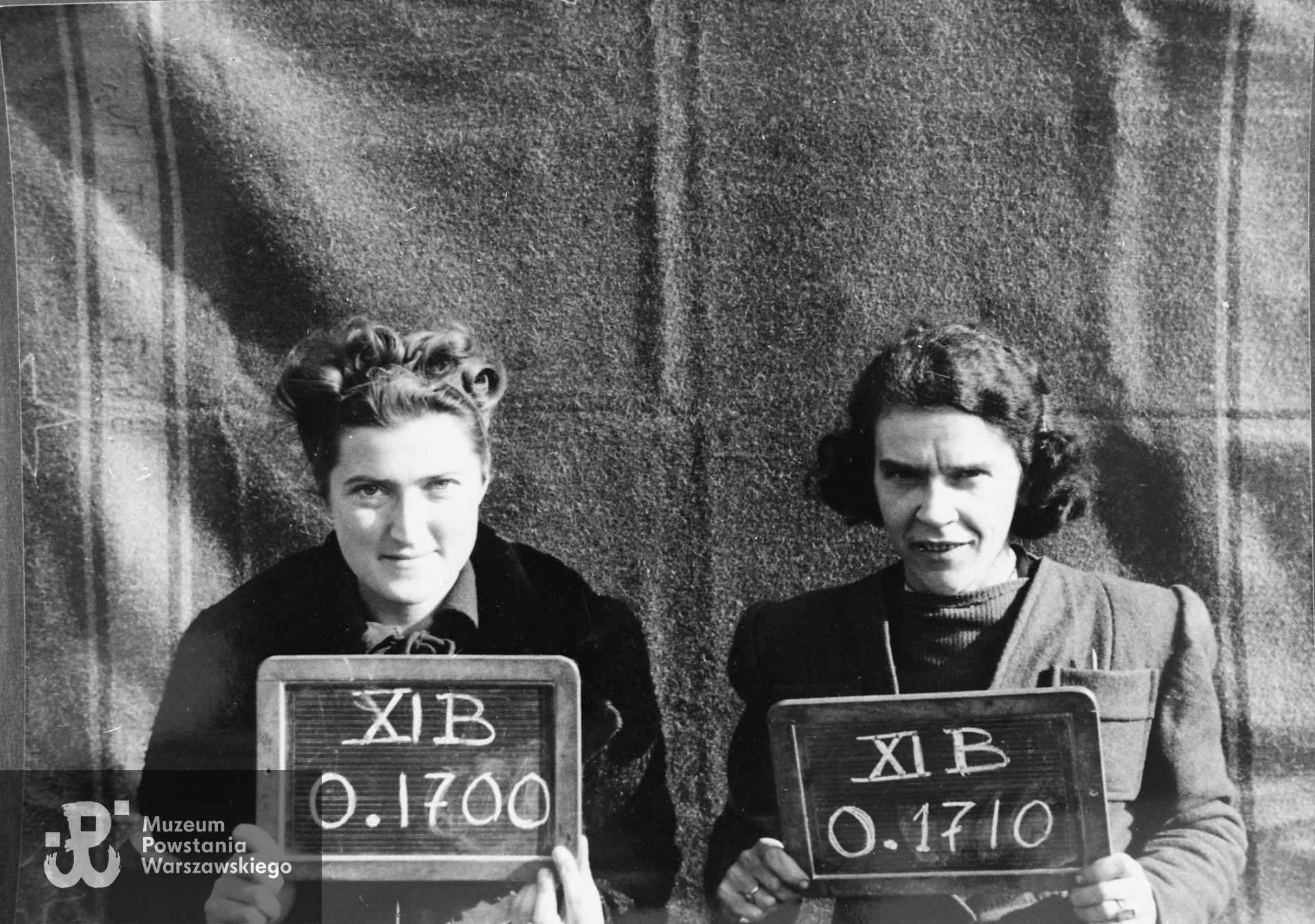 Fotografia z obozu jenieckiego w Fallingbostel XI B. Po lewej z numerem jenieckim O.1700 ppor. lek. Irena Deresz Łukjanow-Gruszecka "Irena Suszczyńska", po prawej  por. Jadwiga Chojnowska vel Tołłoczko Dębicka "Mirska", numer jeniecki O.1710. Fot. ze zbiorów Muzeum Powstania Warszawskiego, nr inwentarzowy: MPW-IH/4688