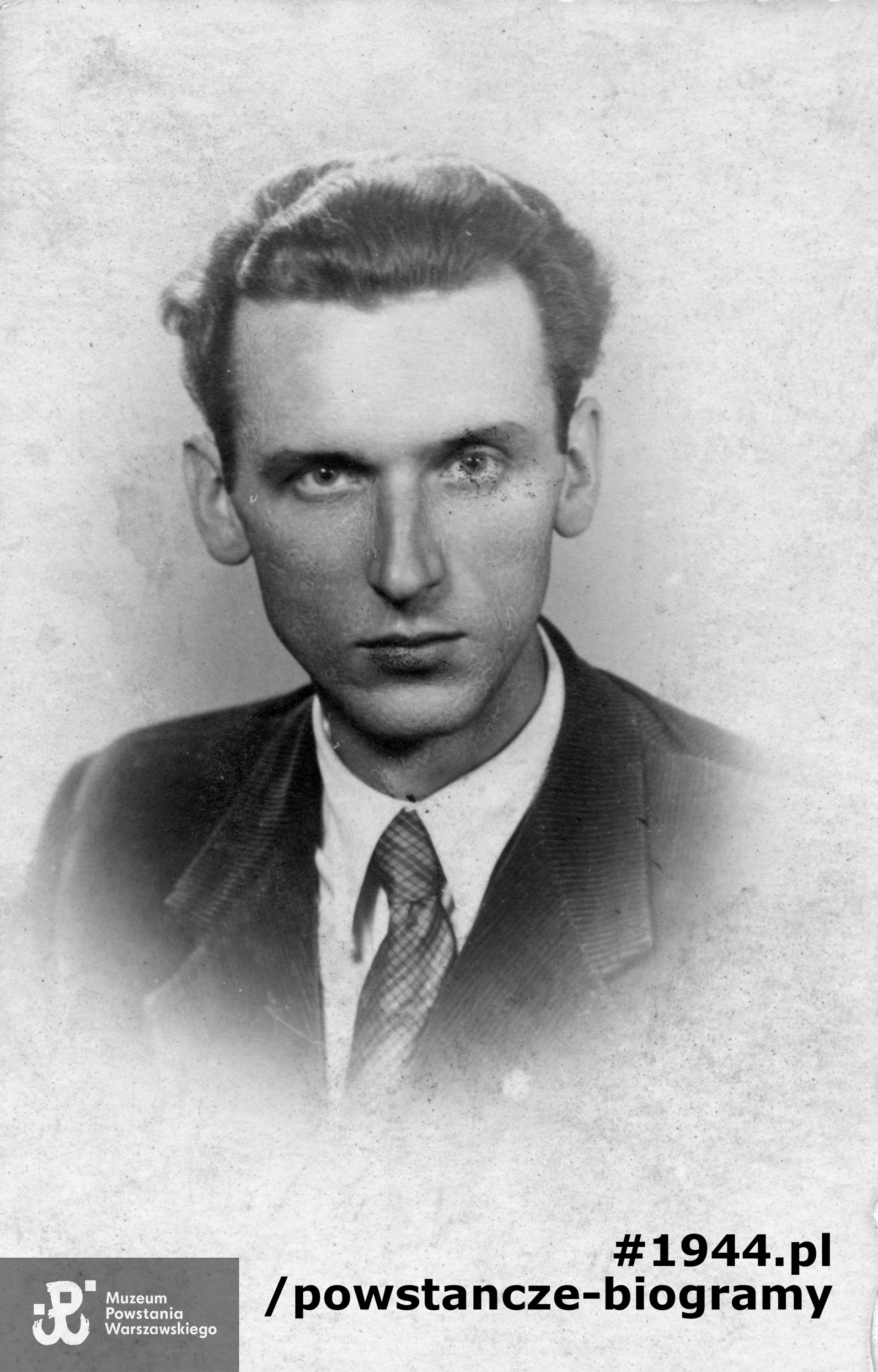 Strz. Jerzy Dobrowolski "Sznurek" (1927 - 2004). Zgrupowanie "Chrobry II". Fotografia portretowa załączona do ankiety uczestnika Powstania Warszawskiego.  Ze zbiorów Muzeum Powstania Warszawskiego, sygn. MPW-IP/5801