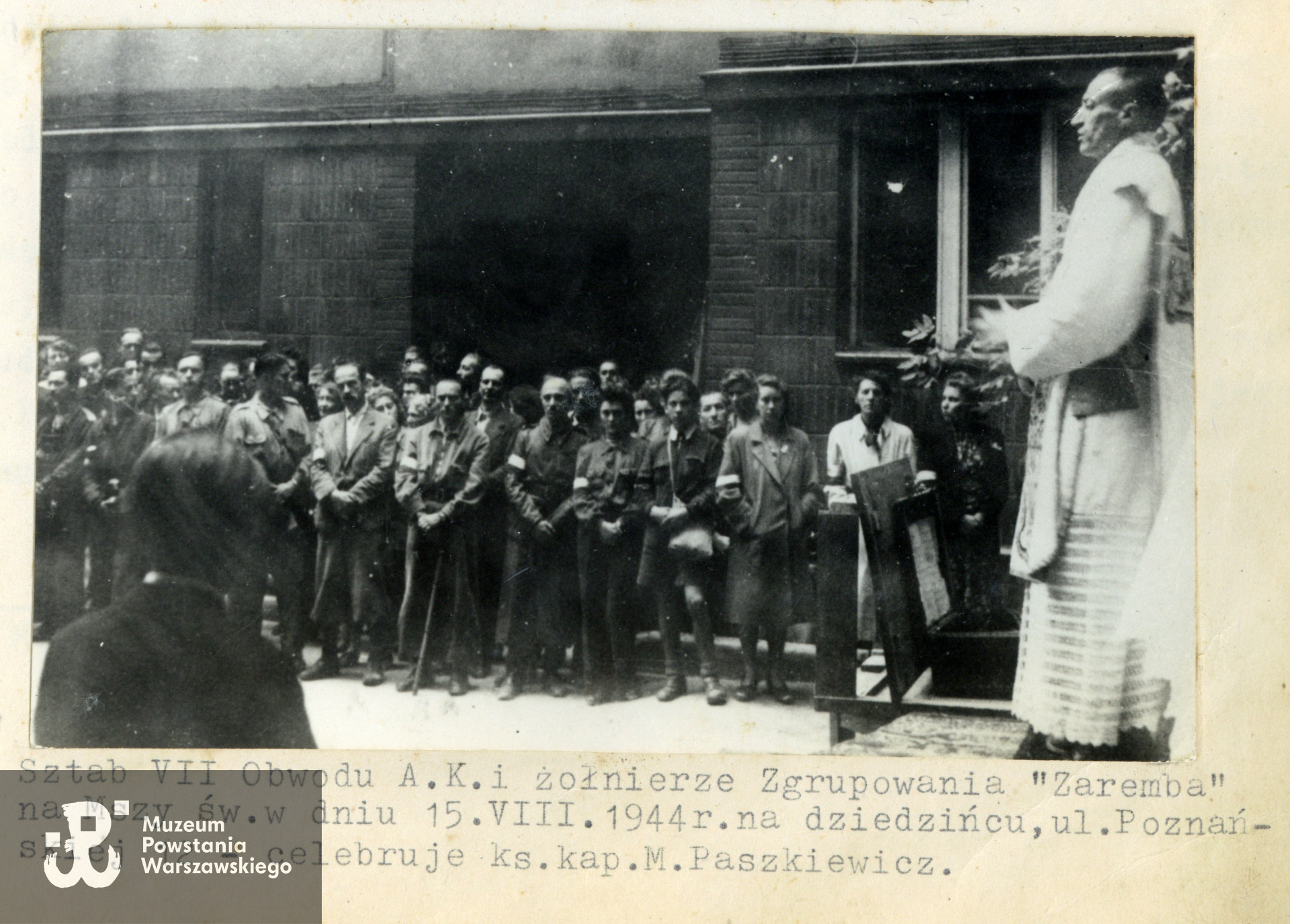 Fotografia z Powstania Warszawskiego wykonana na terenie  Śródmieścia Południe.  Msza św. z okazji Święta Żołnierza 15.08.1944 r. na dziedzińcu domu przy ul. Poznańskiej 12, odprawiona dla żołnierzy VII obwodu "Obroża". Celebruje ks. kapelan Mieczysław Paszkiewicz "Haczyk", ujęcie tożsame w zbiorach Muzeum Powstania Warszawskiego,  sygn. MPW-IH/4432, autorem jest Edward Feliks Wechsler. Zbiory rodzinne, udostępniła   córka, p. Izabela Rola z domu Załoga