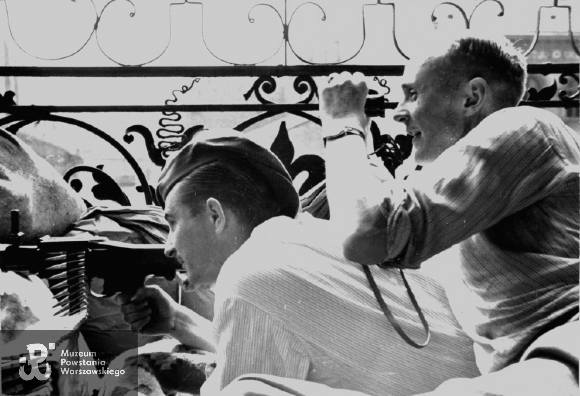 Powstanie Warszawskie - stanowisko ckm na balkonie kamienicy w Al. Jerozolimskich, jako celowniczy zdobycznego MG-42 plut. "Zbych" Zbigniew Winkler (foto Sylwester Braun "Kris").