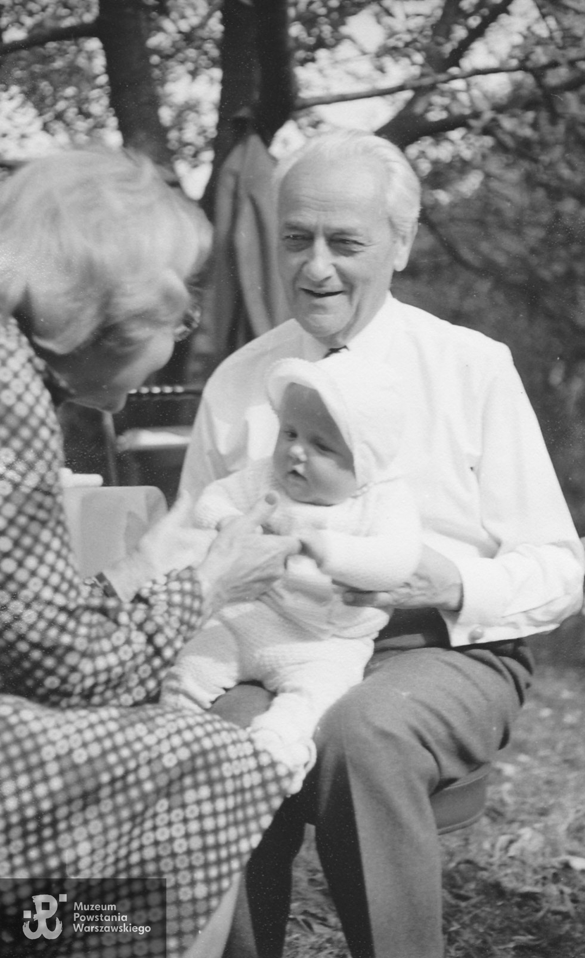 Józef Bogusz z żoną Janiną i wnuczkiem, 1975 r. Fot. Wikipedia - domena publiczna