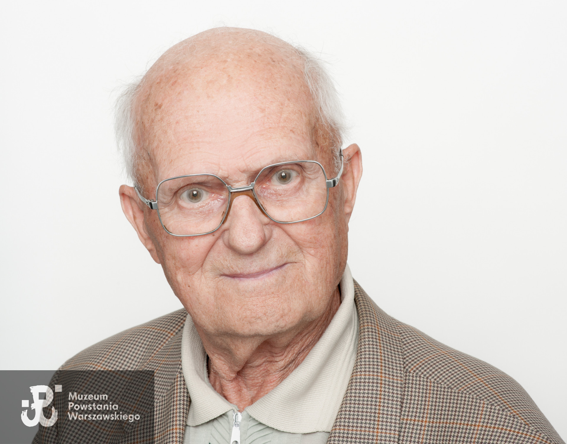 Jerzy Wojciewski „Strzała” (1926-2024). Zdjęcie z serii portretów Powstańców Warszawskich wykonanych w ramach projektu "1944/70/2014" realizowanego przez grupę WWPHOTO dla uczczenia 70. rocznicy wybuchu Powstania Warszawskiego. Muzeum Powstania Warszawskiego, 22.07-04.08 2013.