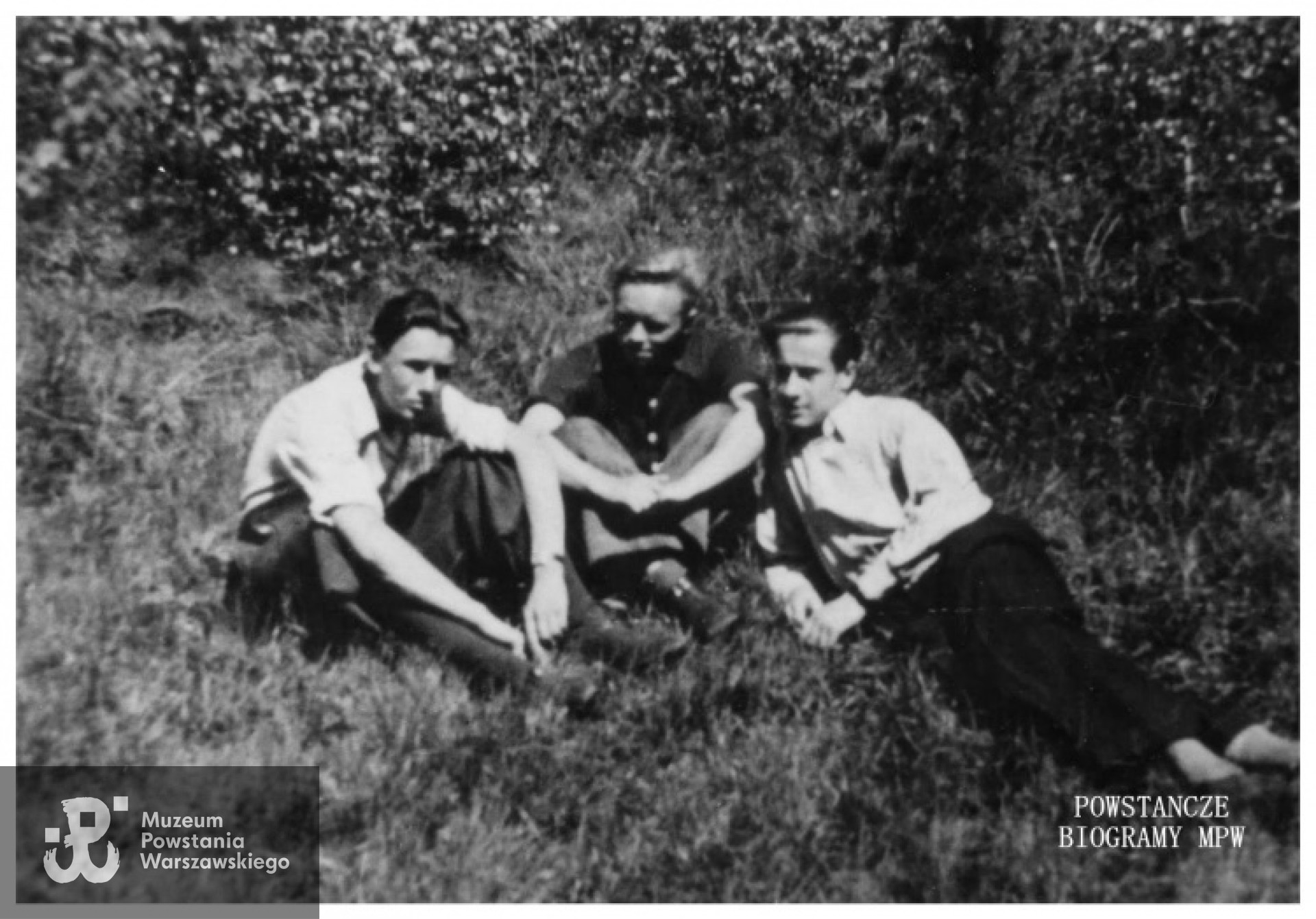 Po zbiórce oddziału. Rembertów, 1944 r. Fot. z archiwum rodzinnego Włodzimierza Kotuniaka / archiwum 2 HBAP "Żbik"