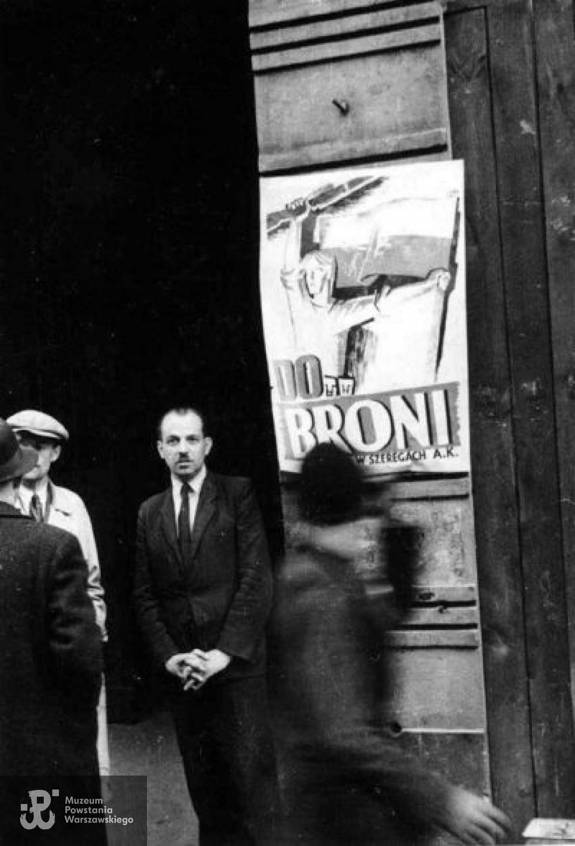 Okres Powstania - plakat autorstwa Mieczysława Jurgielewicza i Edmunda Burke "Do Broni", na warszawskiej ulicy.