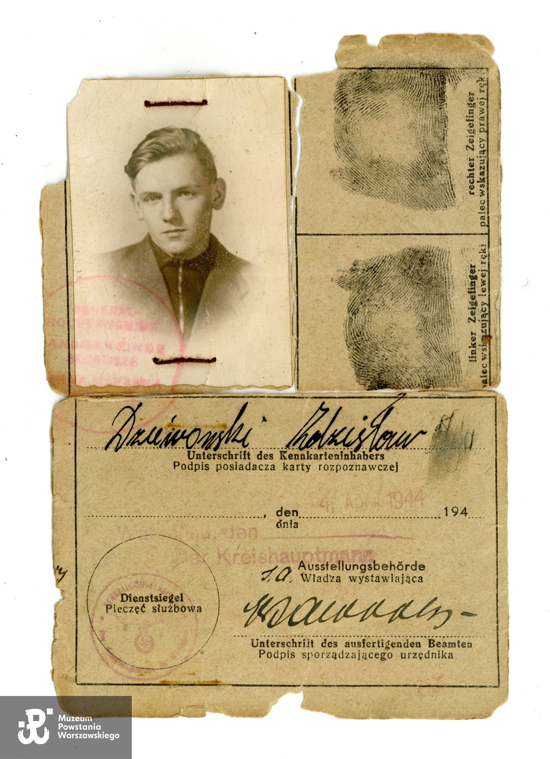 Fragment  kenkarty - obowiązkowego dokumentu tożsamości w okresie okupacji niemieckiej. Dokument  ze zbiorów rodzinnych, do wykonania skanów udostępnili p. Katarzyna i p. Adam Dziewońscy, skan wykonano w Muzeum Powstania Warszawskiego, 04/2025 