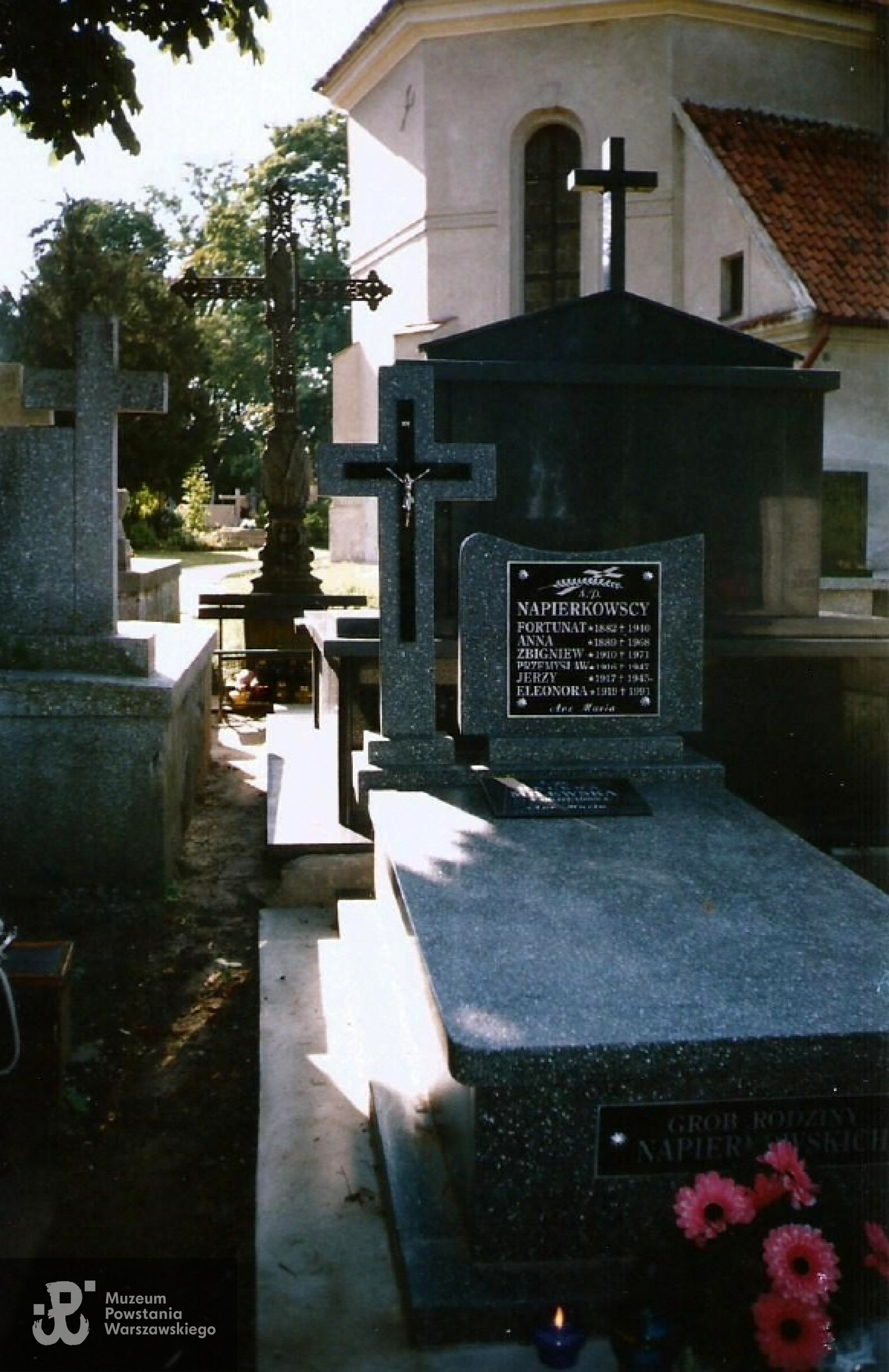 Grób rodzinny na cmentarzu parafii rzymskokatolickiej św. Stanisława Kostki ul. Kościuszki 80 w Pułtusku. Fot. ze zbiorów rodzinnych