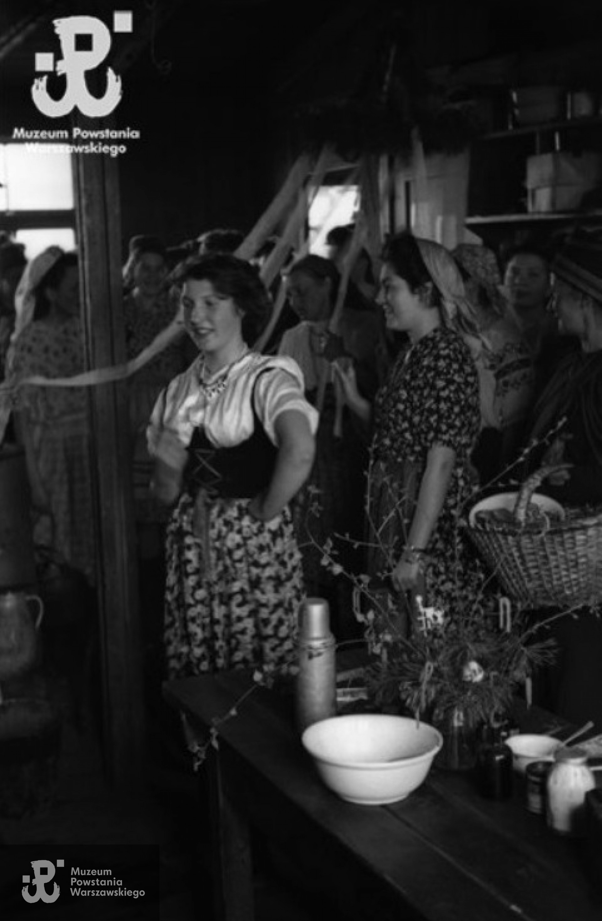 Fotografia z Polskiego Szpitala Wojskowego w Zeithain (Saksonia, Niemcy). Dziewczęta przygotowujące się do wielkanocnej ceremonii obnoszenia gaika po obozie. Na pierwszym planie od prawej: Stanisława Mikucka „Sowa”, Krystyna Kunowska „Kuna” (zwrócona profilem), Barbara Lewandowska „Wirta”. Po prawej w głębi Irena Gabler „Kucia”. Autorem zdjęcia jest Czesław Gerwel „Orłoś". Fot. ze zbiorów Muzeum Powstania Warszawskiego, sygn. MPW-IN/3870