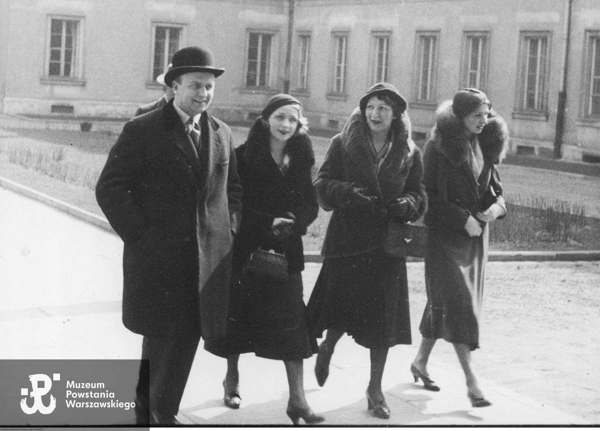 1932 rok -   Proces przeciwko Zachariaszowi Drożyńskiemu oskarżonemu o zabójstwo tancerki Igi Korczyńskiej (właść. Jadwigi Wielgus) przed Sądem Okręgowym w Warszawie. Artyści scen warszawskich w drodze na rozprawę. Widoczni od lewej: dyrektor teatrzyku "Kameleon" Wojciechowski, Loda Niemirzanka, Jadwiga Bukojemska, Mary Gabrielli. Ze zbiorów Narodowego Archiwum Cyfrowego - zespół Koncern Ilustrowany Kurier Codzienny - Archiwum Ilustracji, audiovis.nac.gov.pl