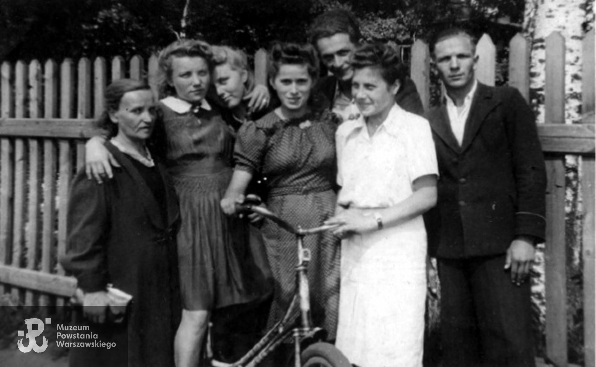 Zdjęcie wykonane w 1943 r. przed Dworcem Kolejowym w Tomaszowie Mazowieckim. Pożegnanie Zofii Sosnowskiej przeznaczonej na wywózkę do Niemiec. Pierwsza od lewej Paulina Sosnowska mama Zofii, obok Zofia Sosnowska, pozostałe osoby to koleżanki i koledzy z Tomaszowa Mazowieckiego. Fot. archiwum rodzinne Zofii Czekalskiej.