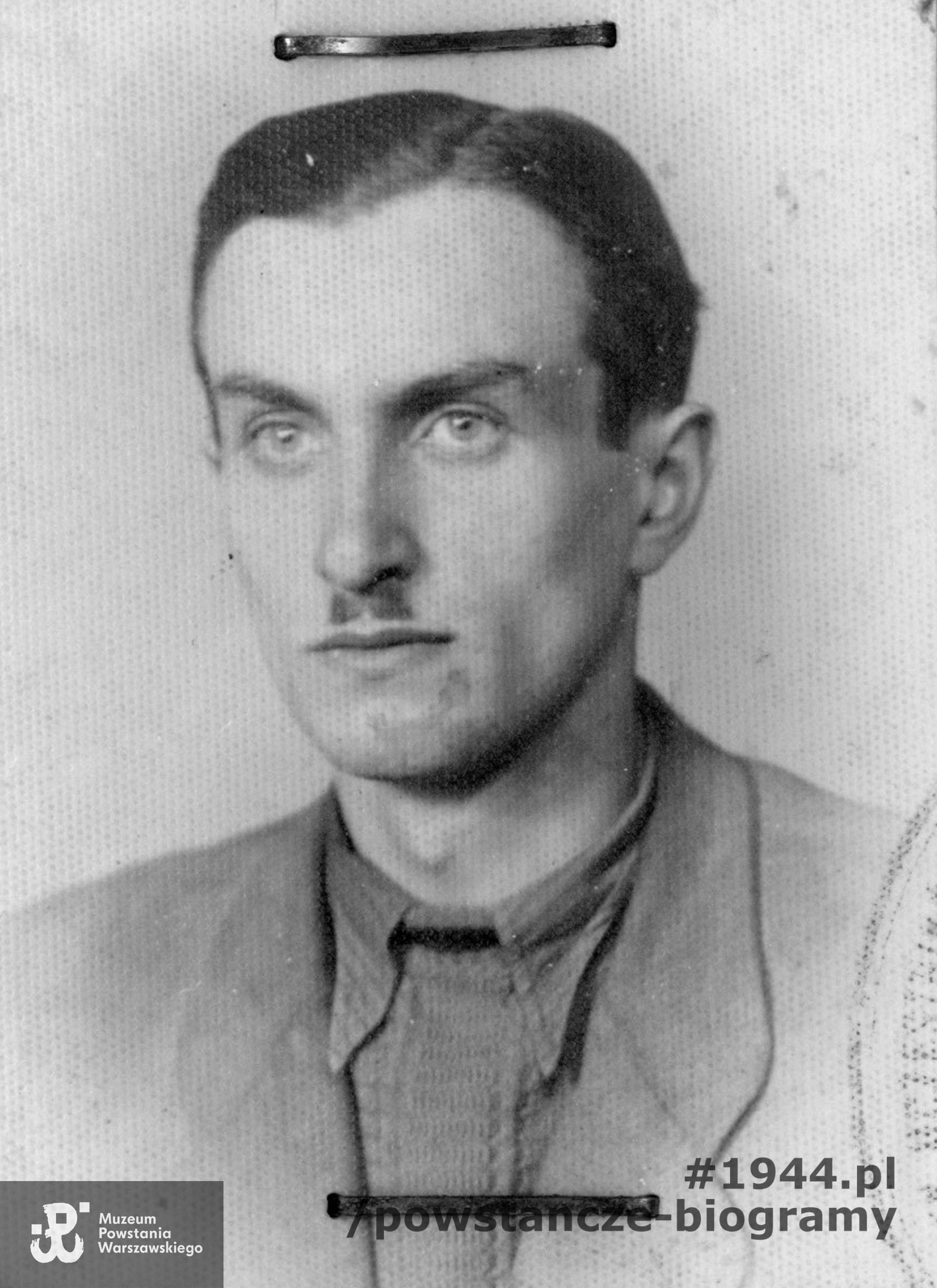 por. Juliusz Wierusz-Kowalski ps. "Jur" (1912-1989). Fot. z dokumentów z lat 40-tych XX w. Ze zbiorów Muzeum Powstania Warszawskiego, sygn. P/9041