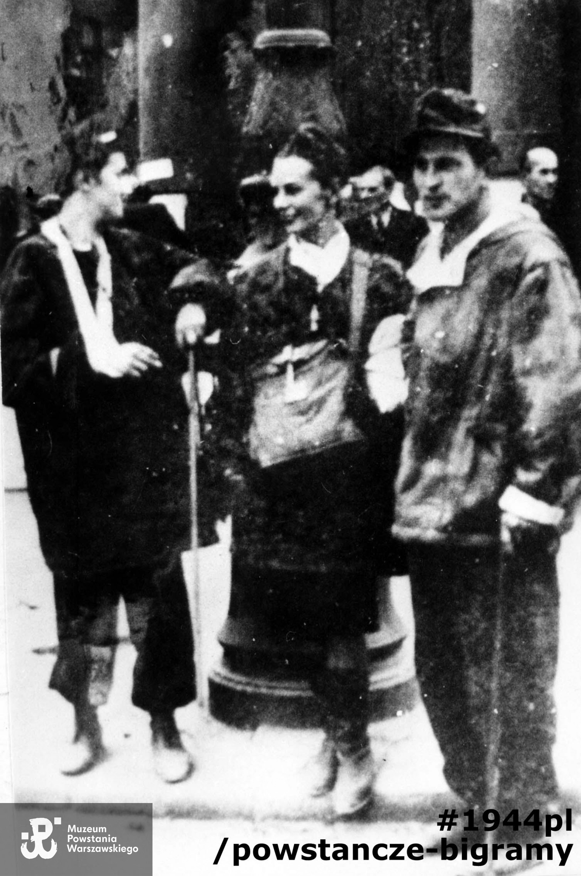 Fotografia z Powstania Warszawskiego. Śródmieście Północne. Powstańcy ze Zgr. "Leśnik" po ewakuacji ze Starego Miasta. Od lewej: Irena Gielecińska "Ika", Eugenia Niwińska "Jena" i ppor Franciszek Byskiniewicz "Jur". Fot.  ze zbiorów Muzeum Powstania Warszawskiego MPW-IH/350