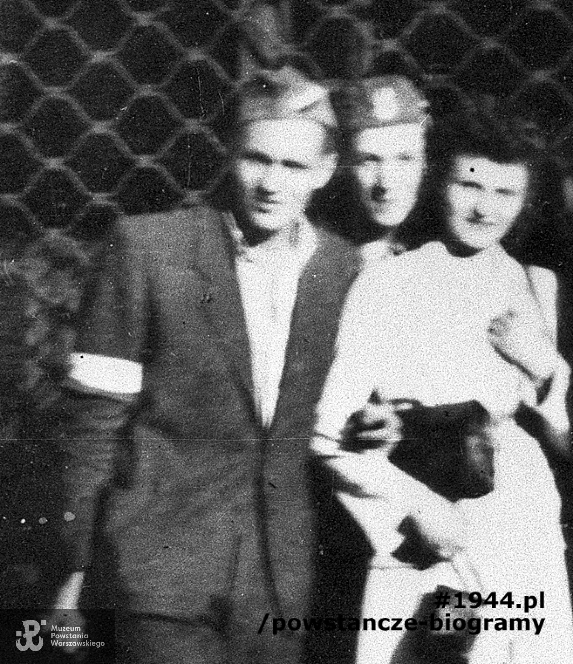 Fotografia z Powstania Warszawskiego - fragment szerszego ujęcia. Powiśle, ul. Tamka. Powstańcy z 3 kompanii III Zgrupowania "Konrad" Grupy Bojowej "Krybar". Od lewej: strz. Bolesław Oździński "Wiesław" (poległ 6 września), NN, Izabela Czerwińska "Ika". Ze zbiorów Muzeum Powstania Warszawskiego, sygn. MPW-IH/2975 (fragm.)