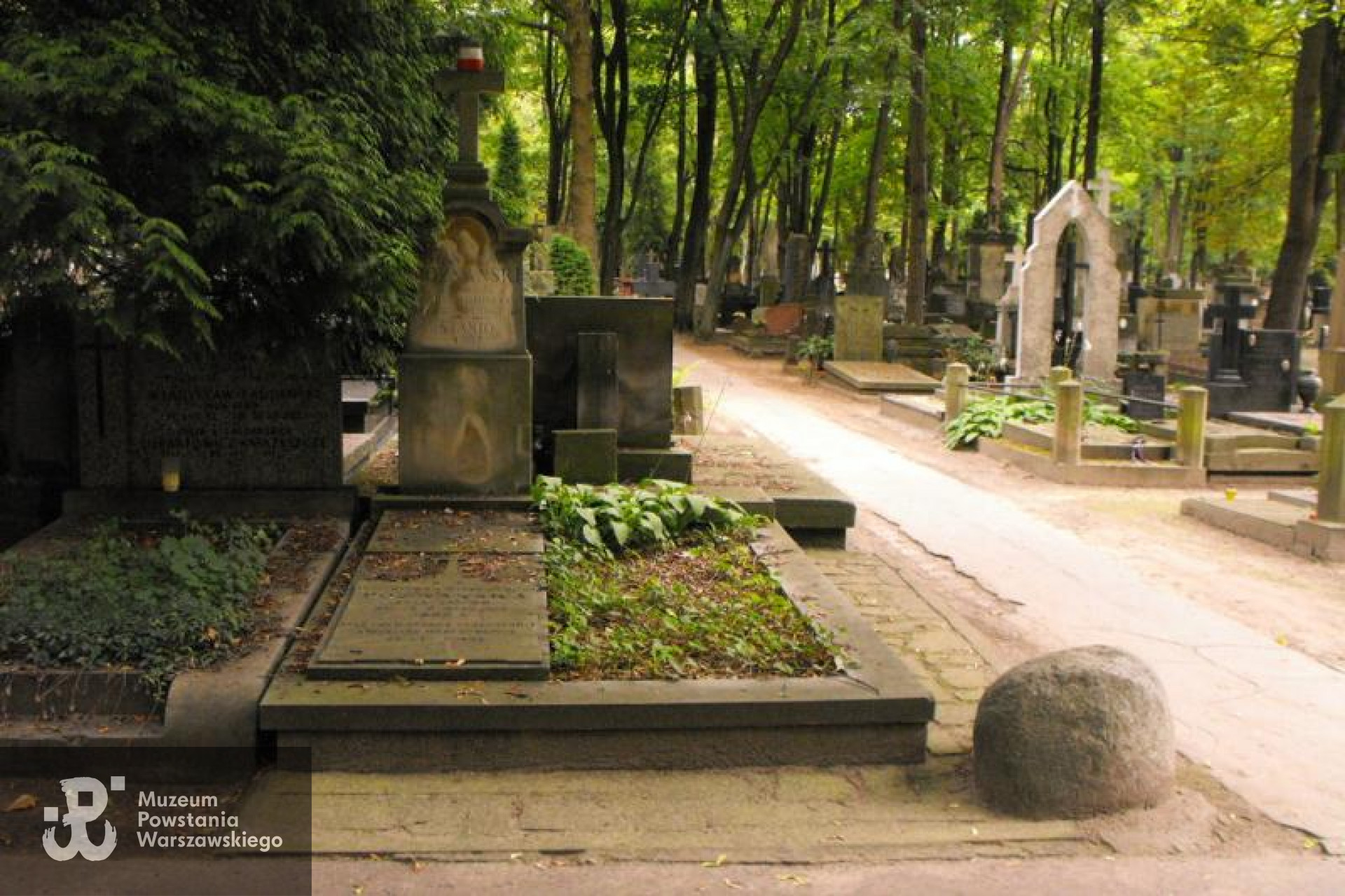 Fot. Warszawskie Zabytkowe Pomniki Nagrobne:  serwis mapowy m. st. Warszawy: <i>cmentarze.um.warszawa.pl</i>