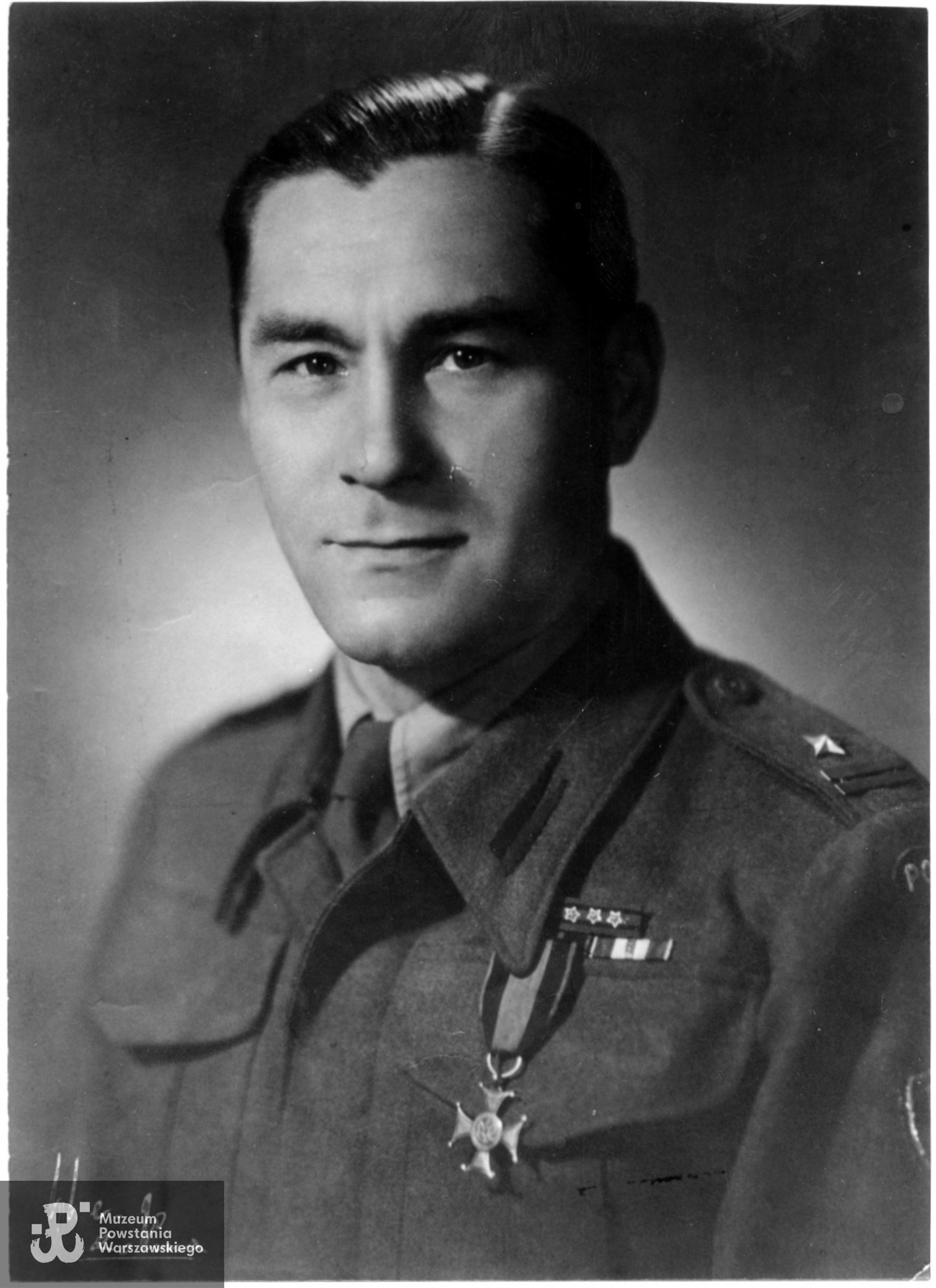 Fotografia portretowa wykonana po 1945 r. Skan: materiały do Słownika Uczestników Powstania Warszawskiego 