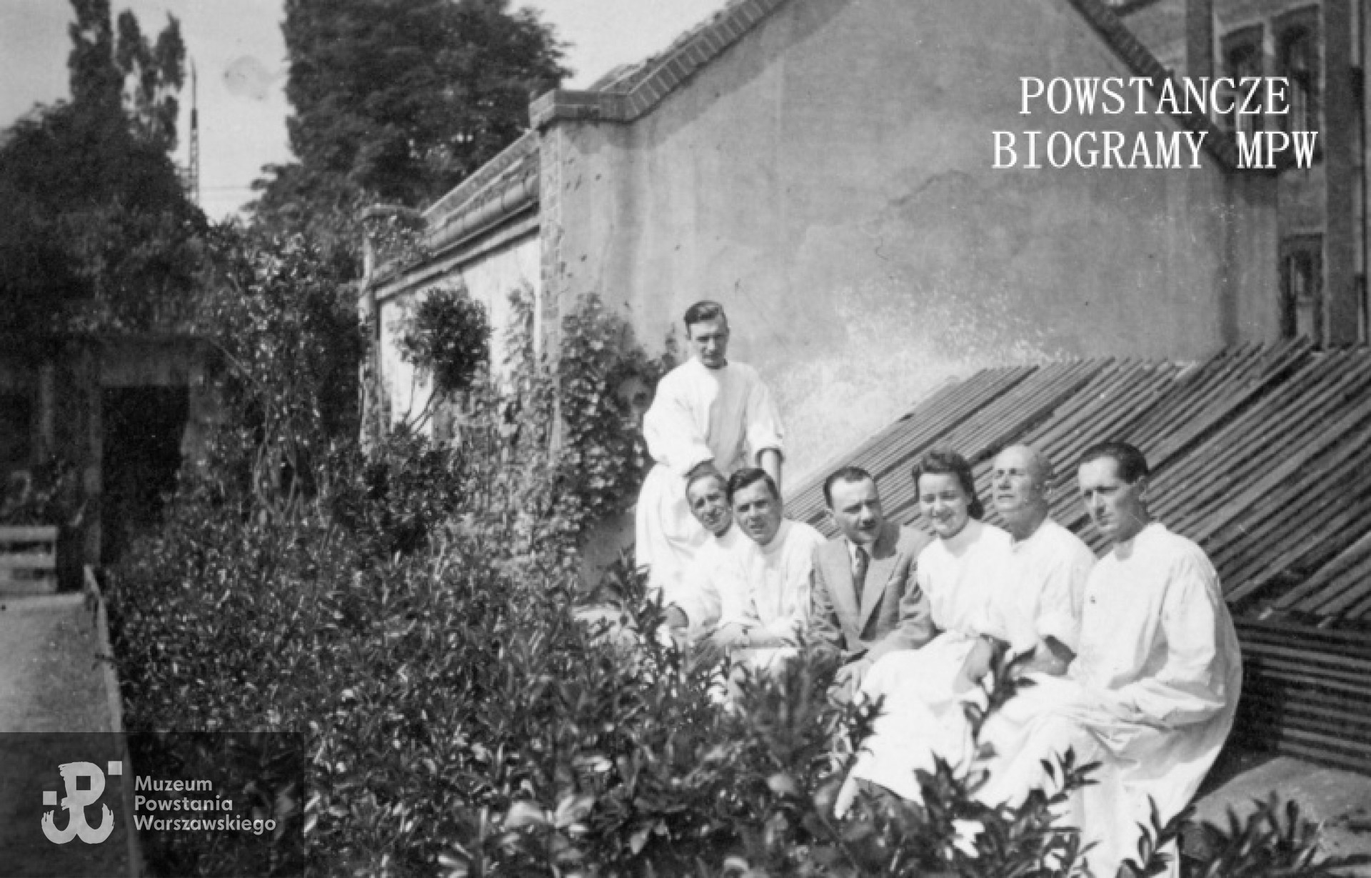 Personel szpitalny. Olgierd Skirgiełło pierwszy z prawej, pozostali NN. Fot. ze zbiorów Muzeum Powstania Warszawskiego, sygn. P/8272