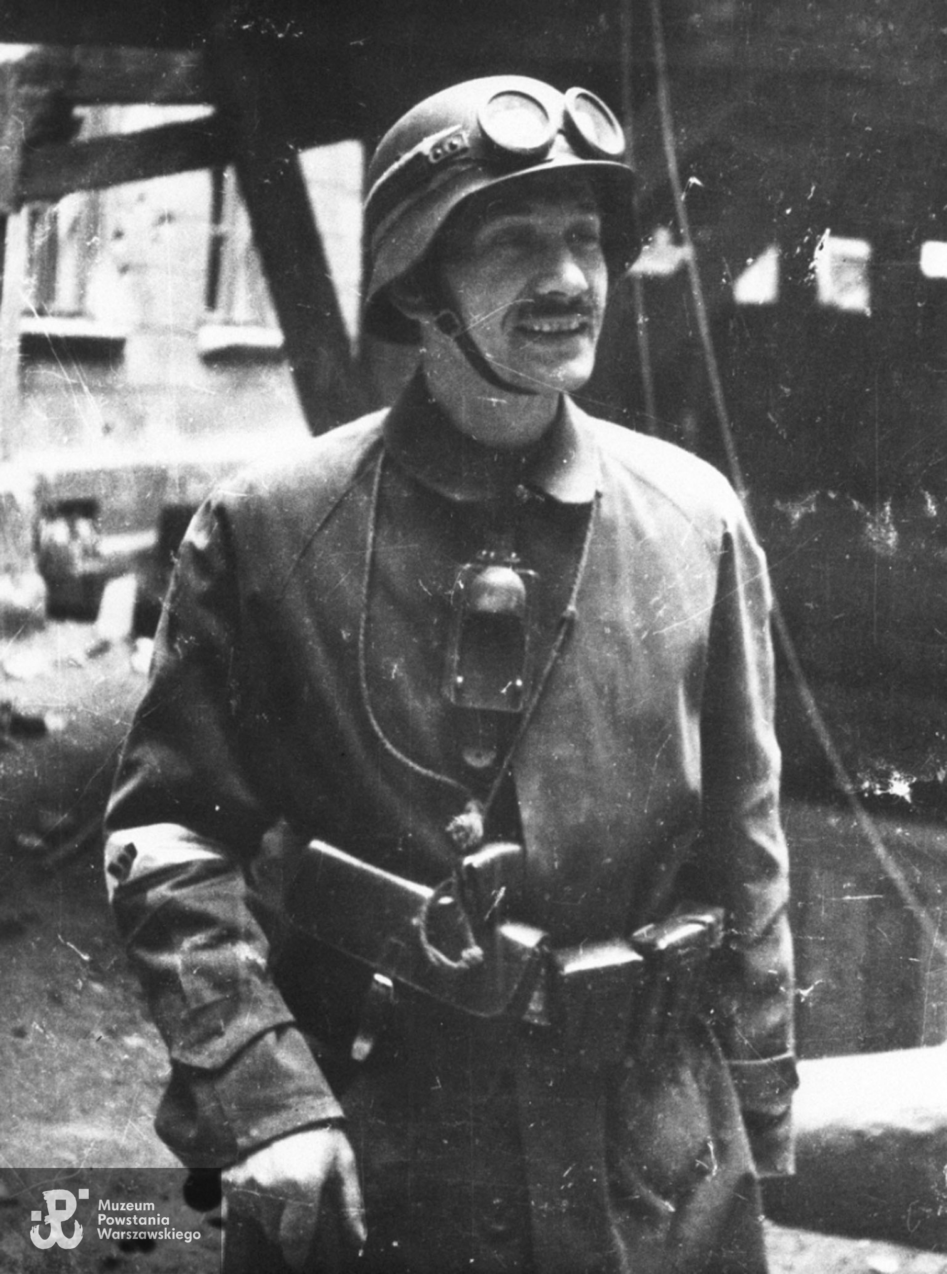 Fotografia z Powstania Warszawskiego. Śródmieście Pólnocne. Ppor. Zygmunt Niemiński "Wir", zastępca dowócy 1. kompanii Zgrupowania "Bartkiewicz" w rejonie ulicy Królewskiej. Fot. ze zbiorów Muzeum Powstania Warszawskiego, sygn. MPW-IH/5293. Ujęcie tożsame: MPW-IK/2234.