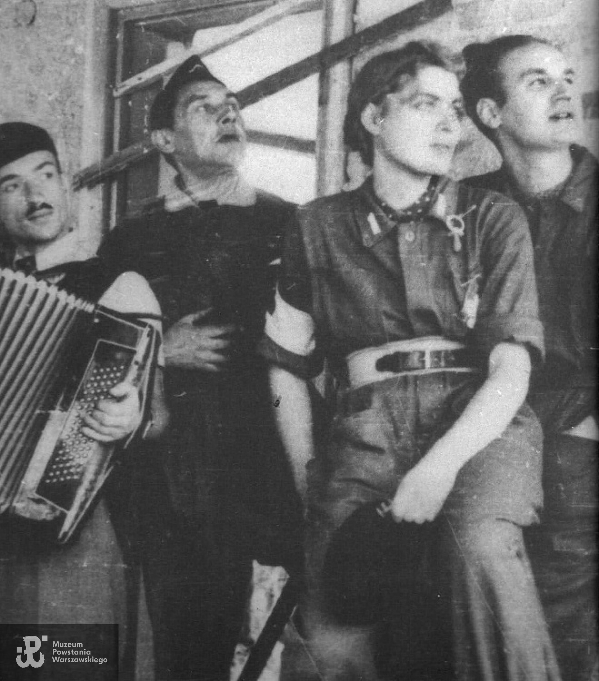 Wacław Żdżarski, NN, Janina Załęska - sanitariuszka „Małgorzata”, Jan Krzysztof Markowski "Krzysztof". Mokotów, ul. Malczewskiego,  IX 1944 r. Fot. Sabina Żdżarska.