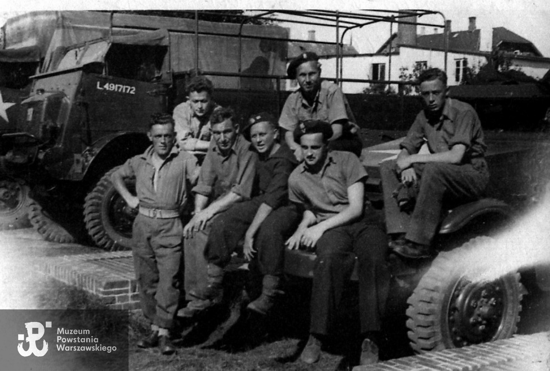 Wiosna 1945 r. Grupa powstańców warszawskich już po wyzwoleniu przez amerykanów. Zdjęcie zrobiono w bazie wojskowej Westerland na wyspie Sylt. Stefan Tamowicz siedzi na masce transportera - w drugim rzędzie w środku.