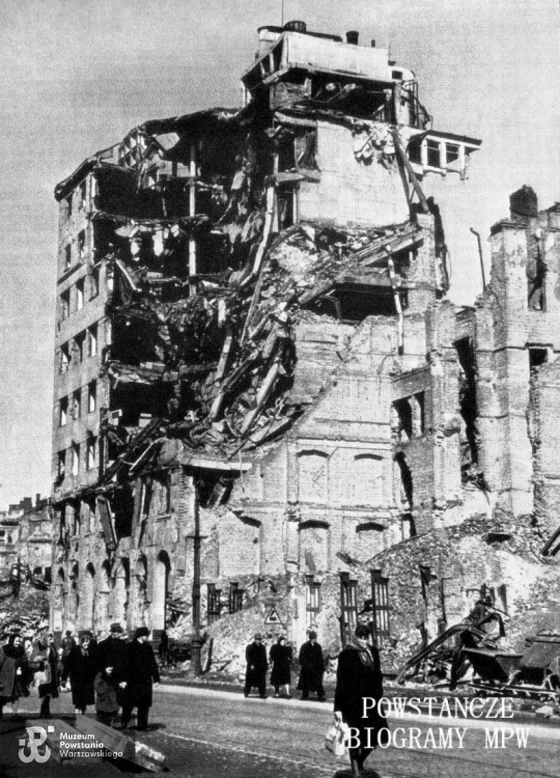 Gmach Centrali PKO przy ul. Marszałkowskiej 134 - miejsce, gdzie najprawdopodobniej zginął por. Ludwik Piotr Vacqueret. Na zdjęciu budynek po zniszczeniach dokonanych w 1944. Obecnie obiekt nie istnieje. Fot. <i> Wikipedia</i>