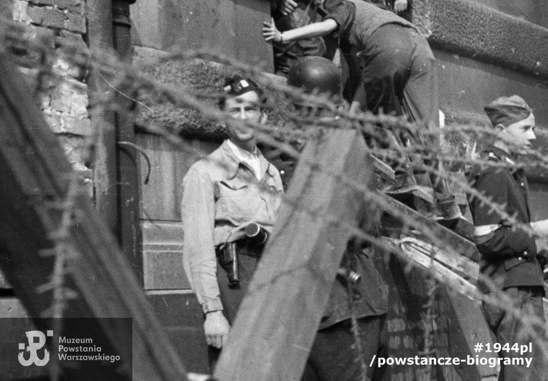 Powiększony fragment fotografii o sygnaturze  MPW-IN/622. Według identyfikacji dokonanej po wojnie przez p. Ewę Dąbrowską z domu Iwińską żołnierzem z lewej strony  (w jasnej kurtce i furażerce) jest jej brat Stefan.  W zasobie ikonograficznym Muzeum Powstania Warszawskiego tożsamość  żołnierza ze zdjęcia nie jest obecnie potwierdzona.