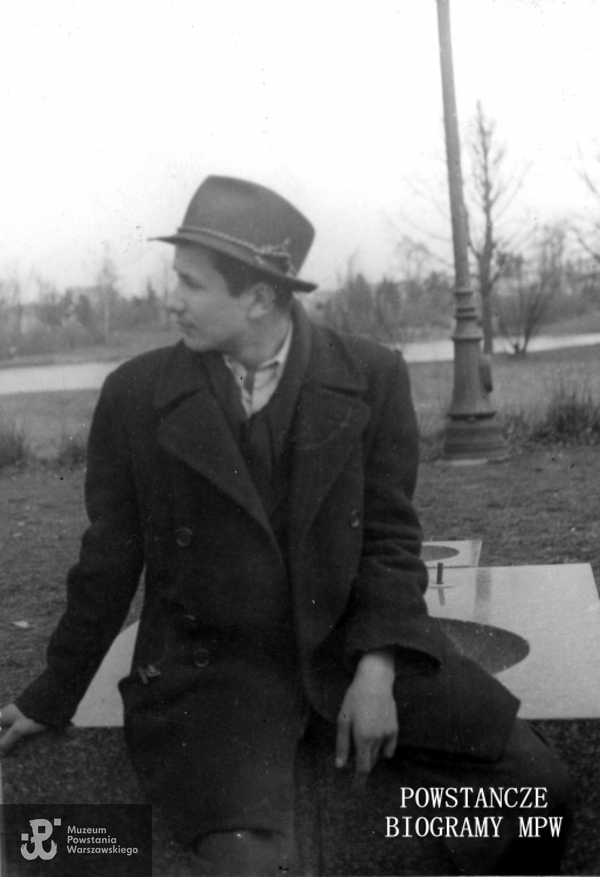 Fotografia z okresu okupacji niemieckiej. Tadeusz Blejarski w Parku im. Ignacego Paderewskiego. MPW-IP/5247