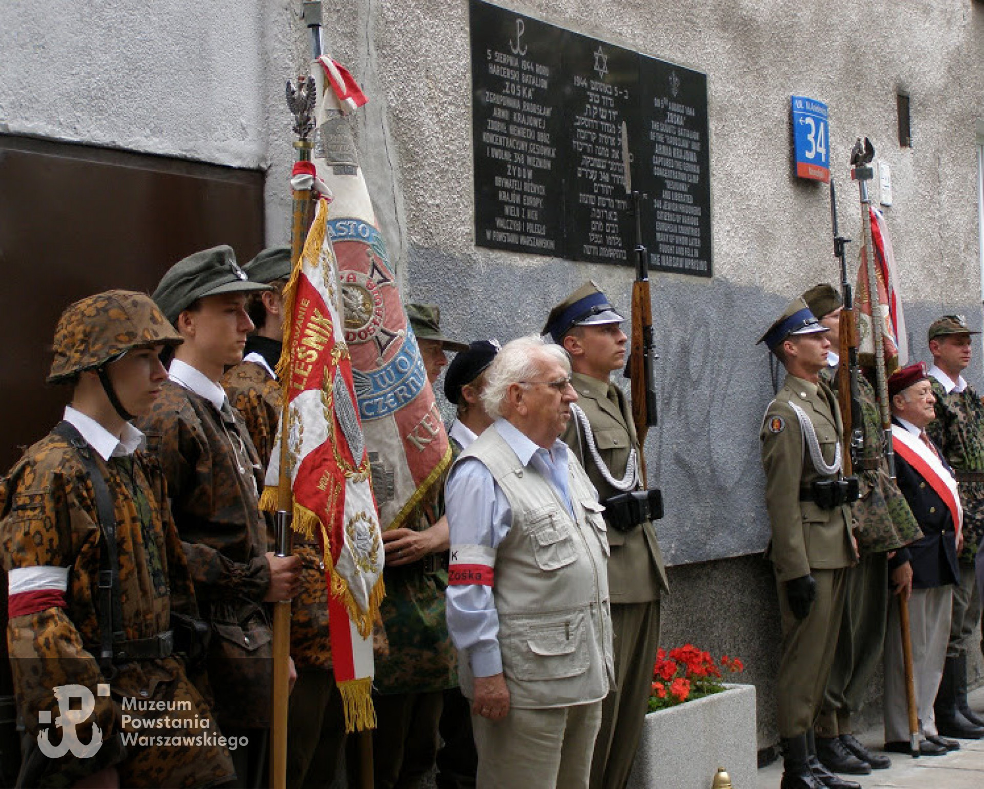 Podczas uroczystości 5 sierpnia 2008 r. przy tablicy pamiątkowej wmurowanej w fasadę bloku przy Anielewicza 34.  Fot. M.Pałgan MPW