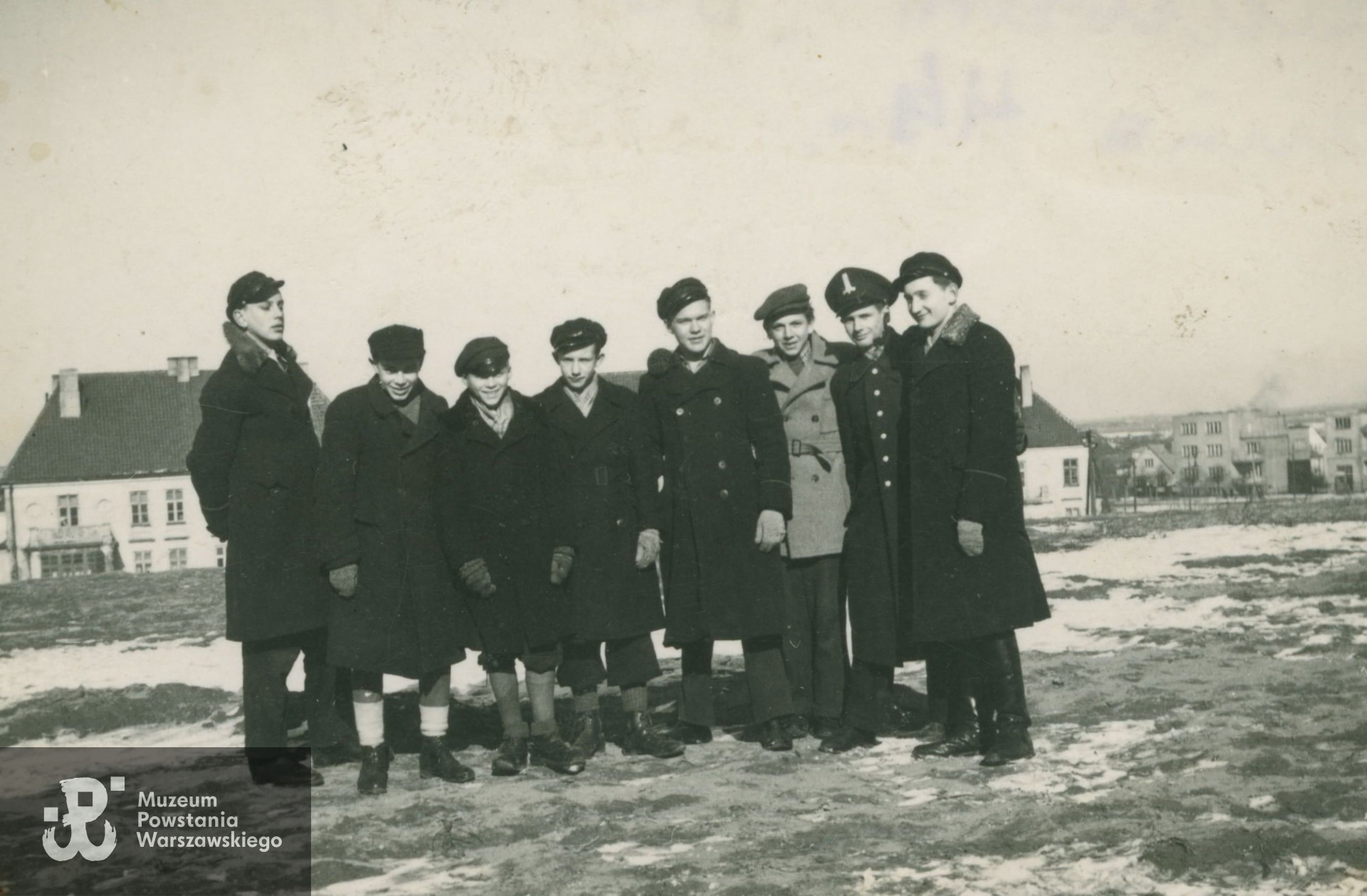 Z kolegami na Żoliborzu, czwarty od lewej. Fot. ze zbiorów rodzinnych p. Kazimierza Wilczyńskiego ps. Orlik. Skan udostępniło Stowarzyszenie Żołnierzy Armii Krajowej Żywiciel i Miłośników Ich Tradycji