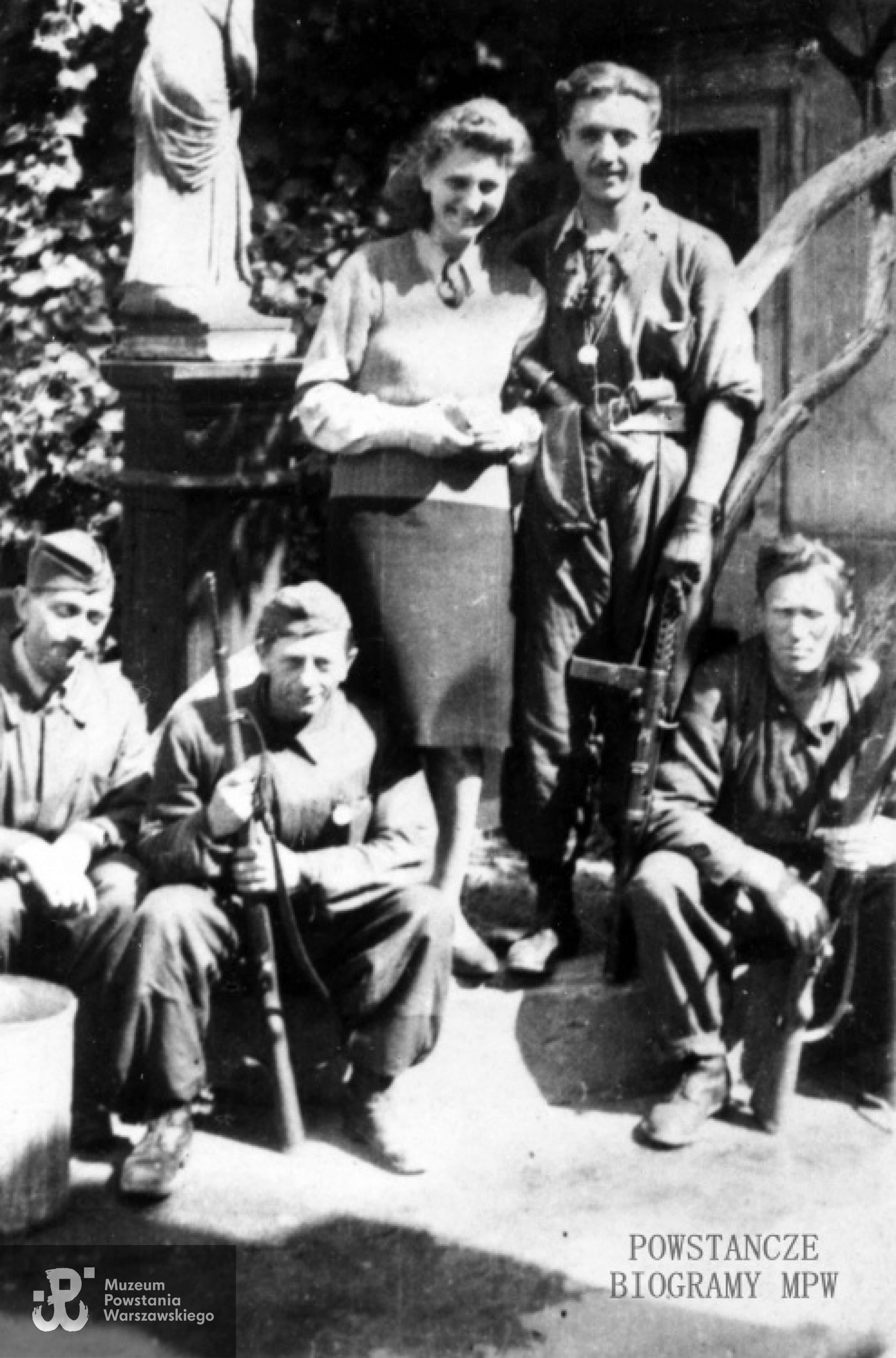 Zgrupowanie "Żywiciel", kompania Żniwiarz. Wśród Powstańców  Danuta Szydelska "Danusia". Fot. ze zbiorów MPW, sygn. MPW-IH/596