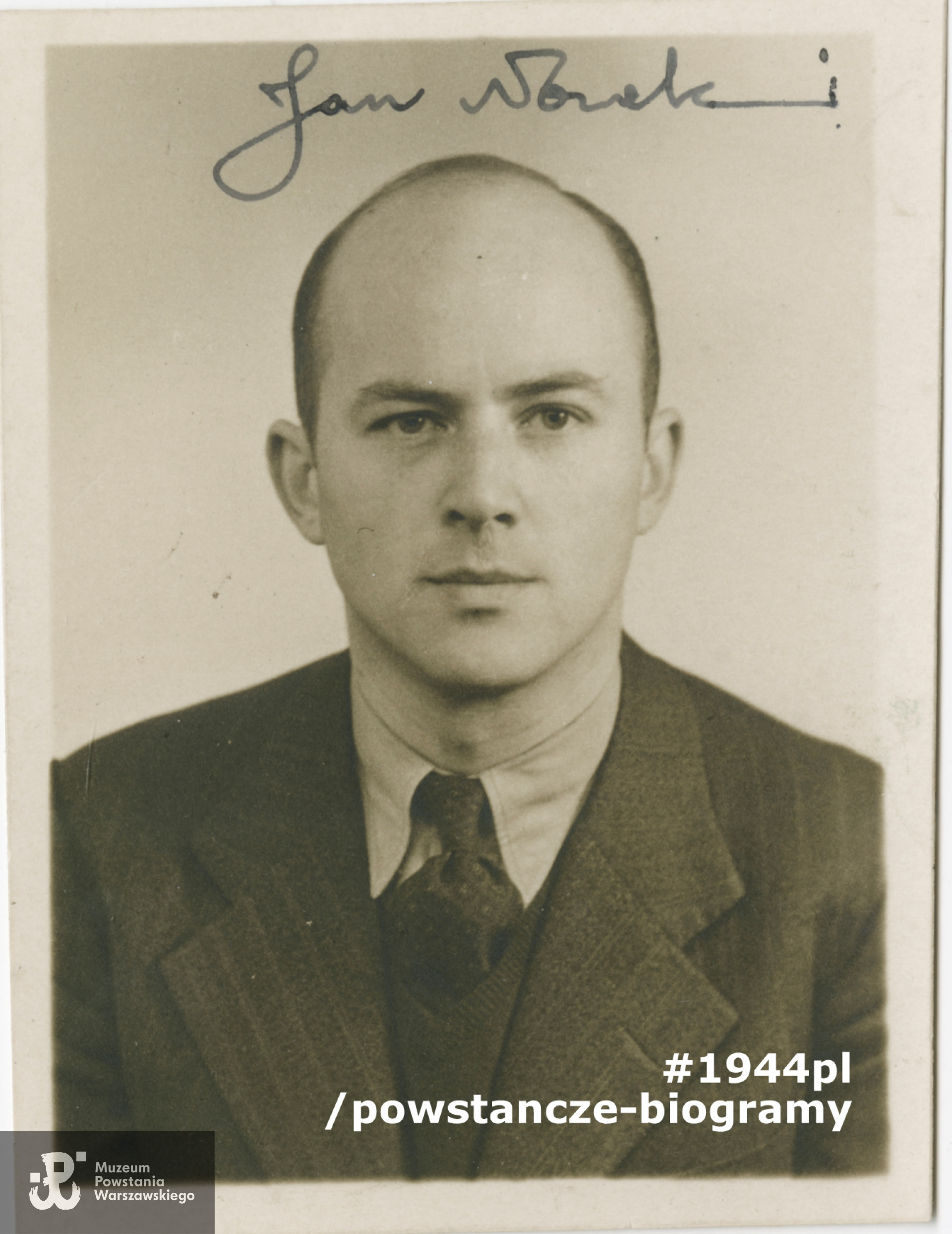 Jan Nowak - Jeziorański - fotografia portretowa wykonana po zakończeniu wojny, najprawdopodobniej w 1948 roku.  Fot. ze zbiorów Muzeum Powstania Warszawskiego, sygn.  MPW-IS/767